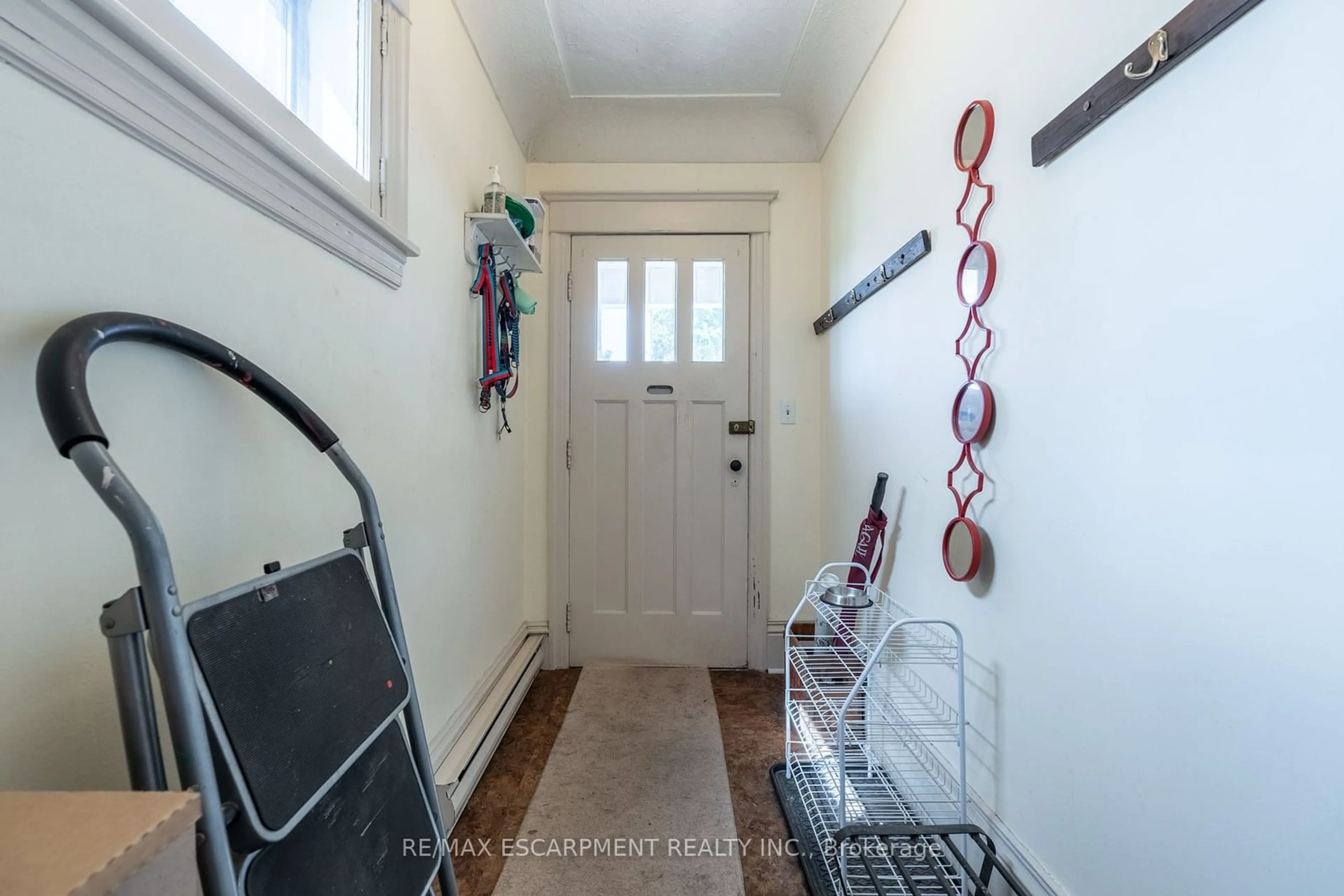 Indoor entryway, wood floors for 354 CUMBERLAND Ave, Hamilton Ontario L8M 2A2