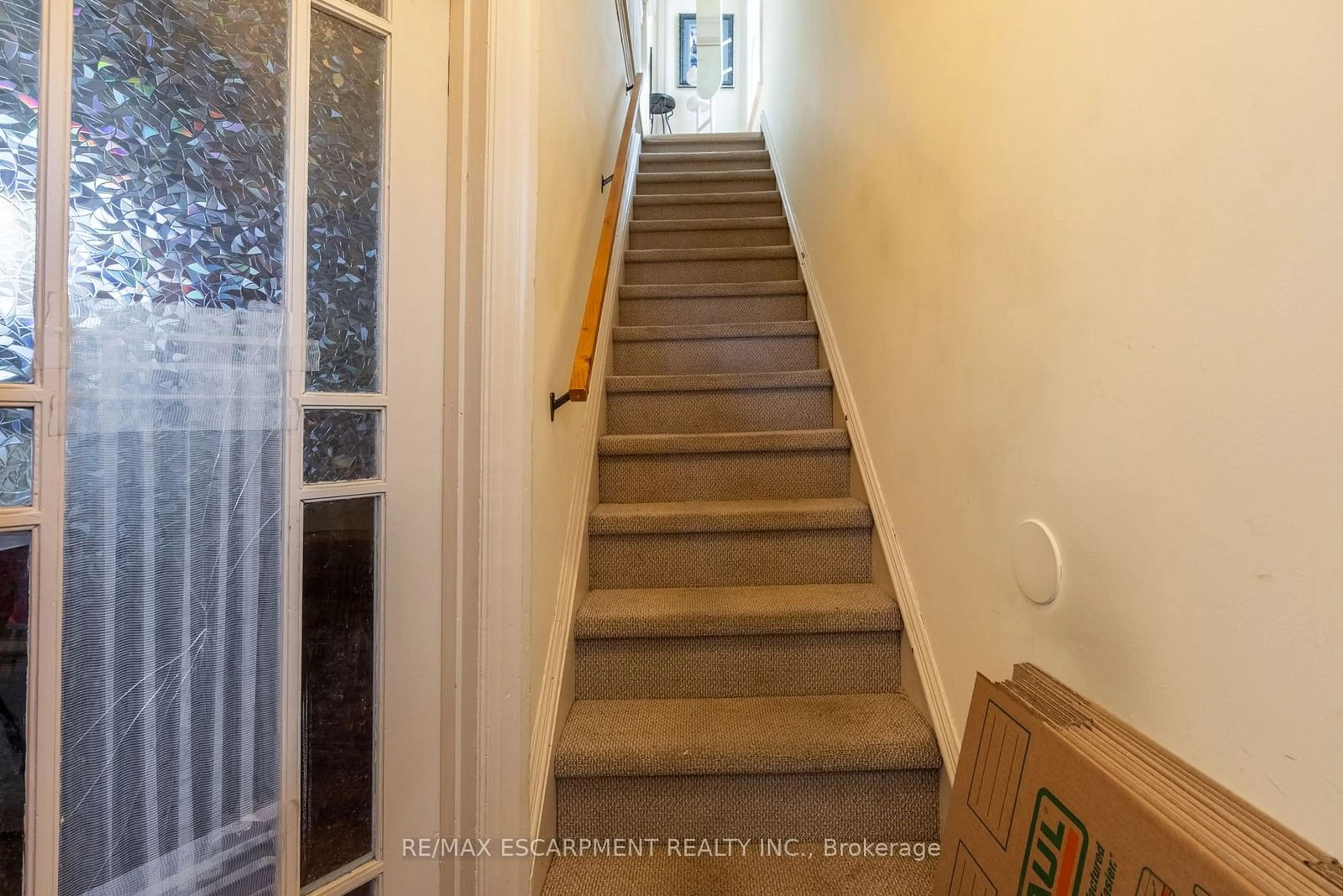 Stairs for 354 CUMBERLAND Ave, Hamilton Ontario L8M 2A2