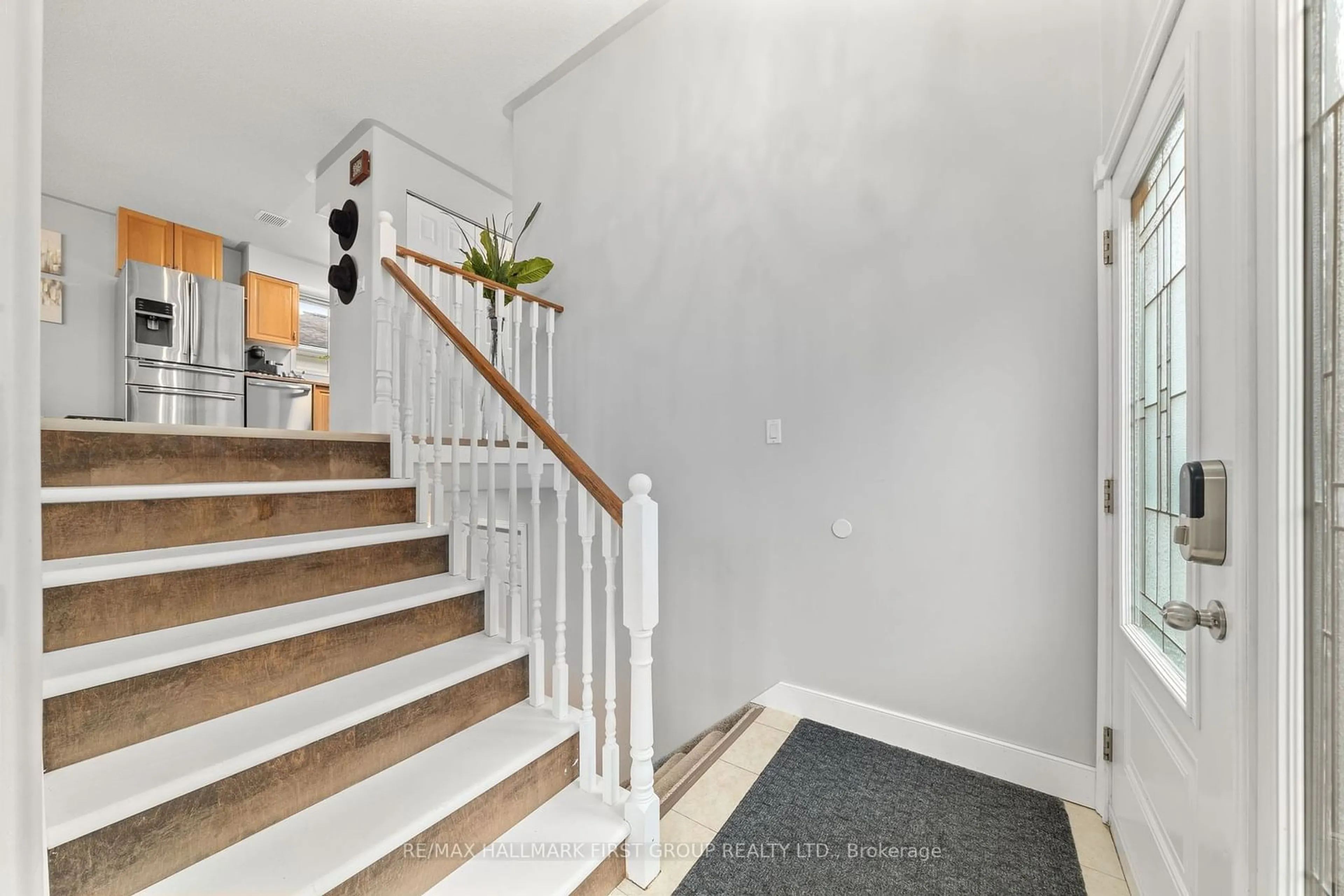 Indoor entryway, wood floors for 9 WHITLEY Lane, Quinte West Ontario K8V 2B4