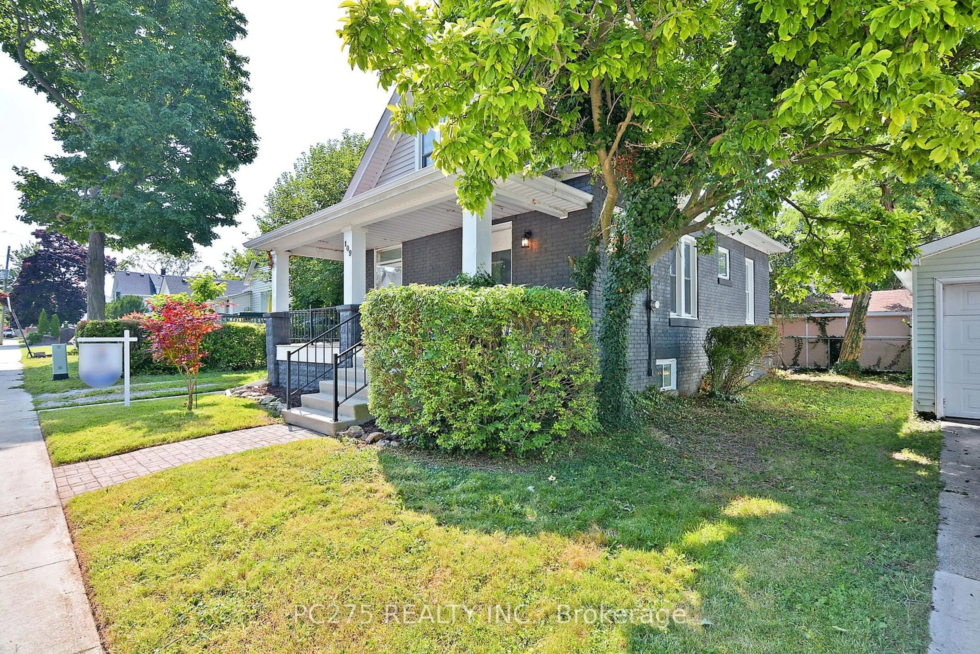 Frontside or backside of a home, the street view for 109 Mary St, Sarnia Ontario N7T 1Y5