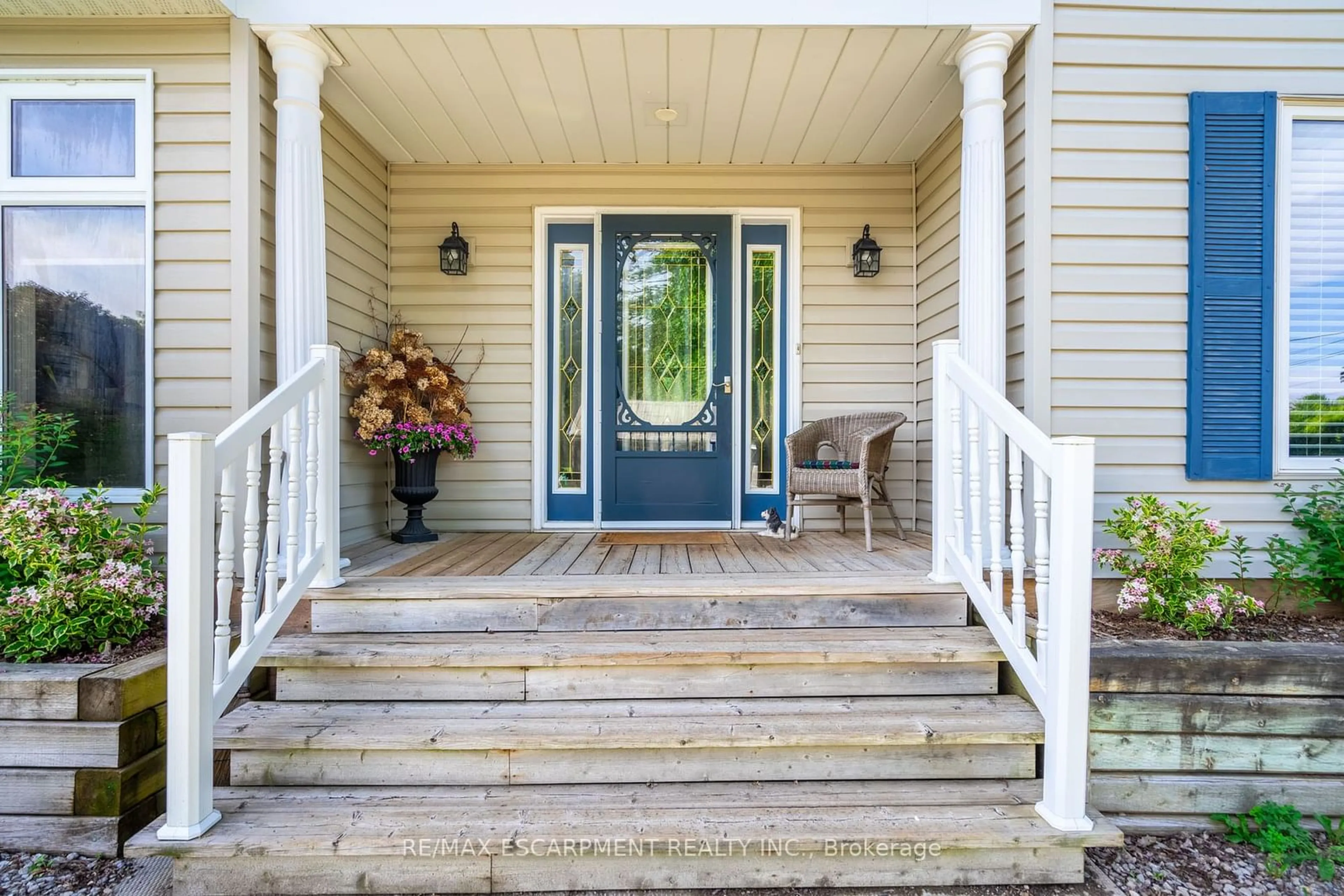 Indoor entryway, wood floors for 956 Lynden Rd, Hamilton Ontario L0R 1T0