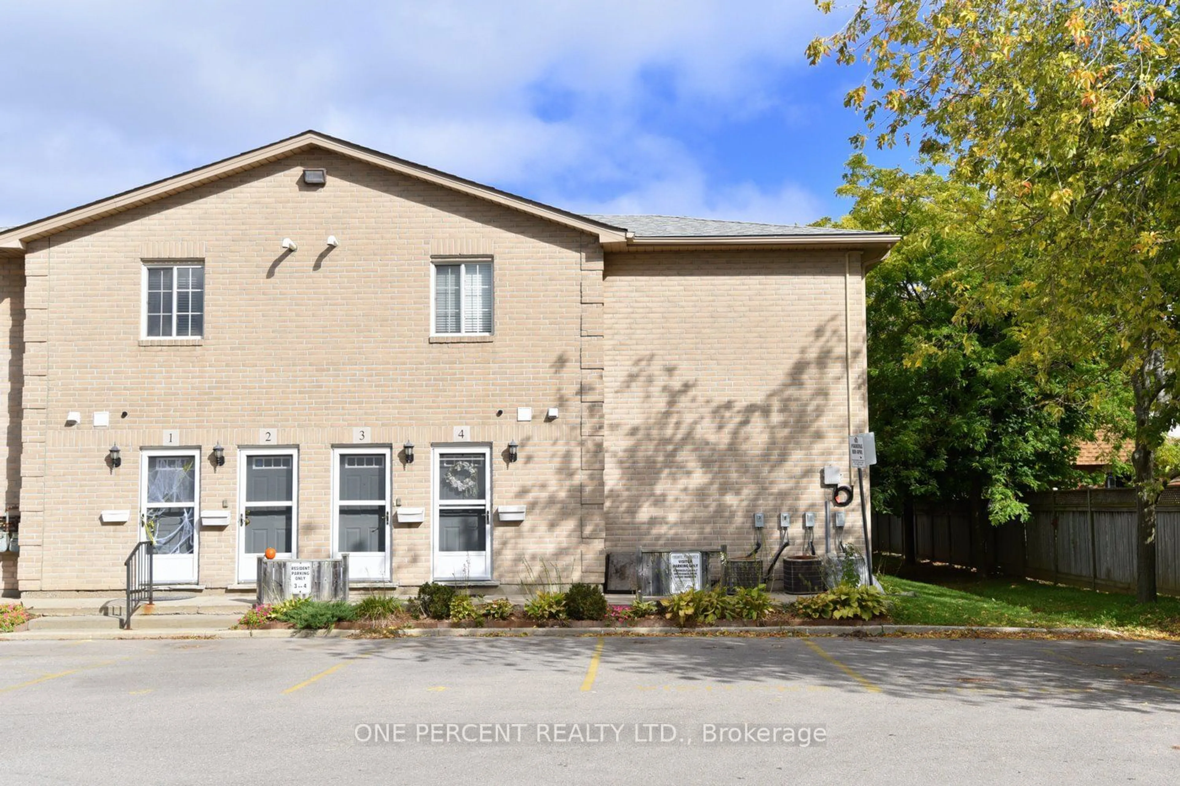 A pic from exterior of the house or condo, the front or back of building for 897 Stone Church Rd #4, Hamilton Ontario L8W 1B2