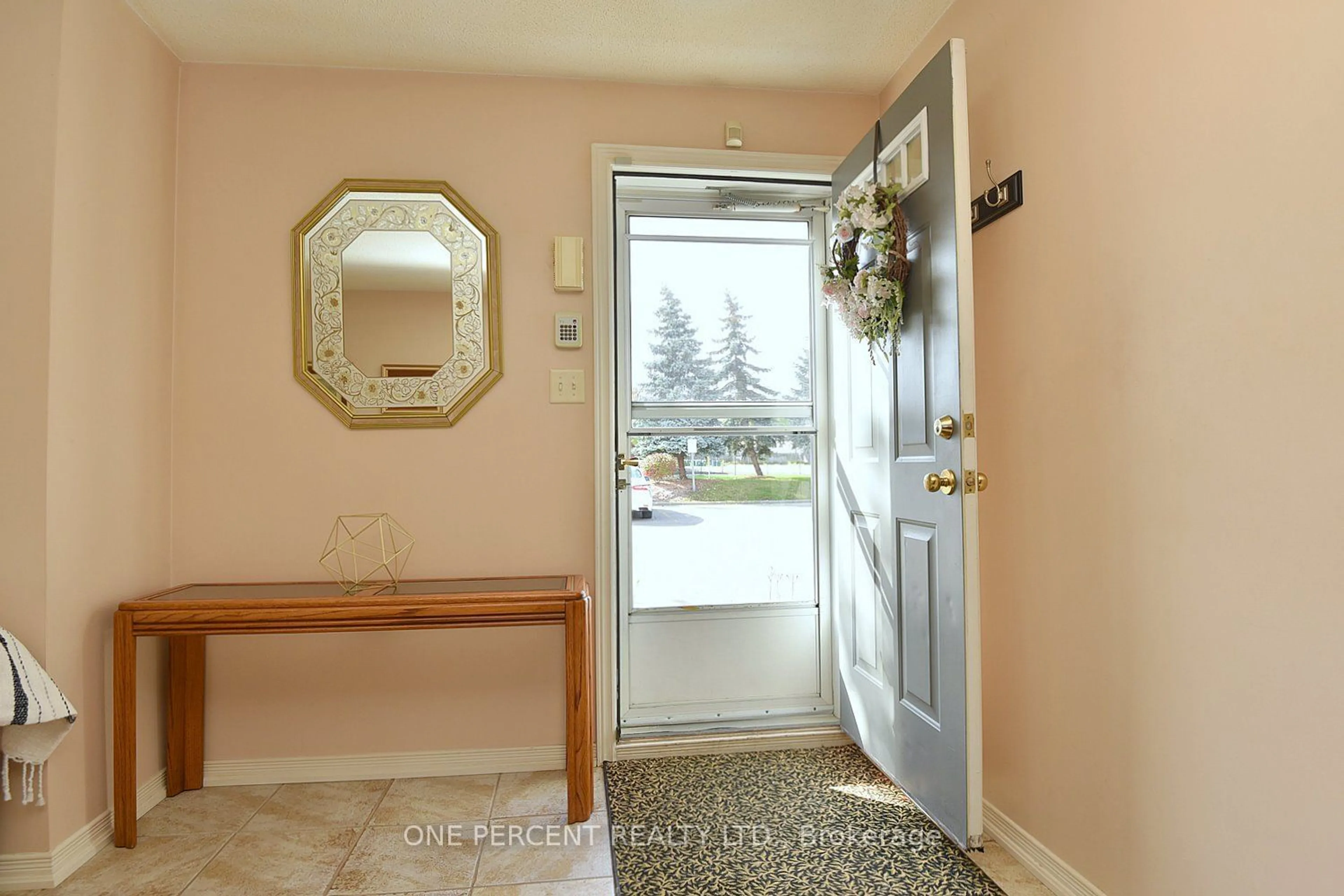 Indoor entryway, wood floors for 897 Stone Church Rd #4, Hamilton Ontario L8W 1B2