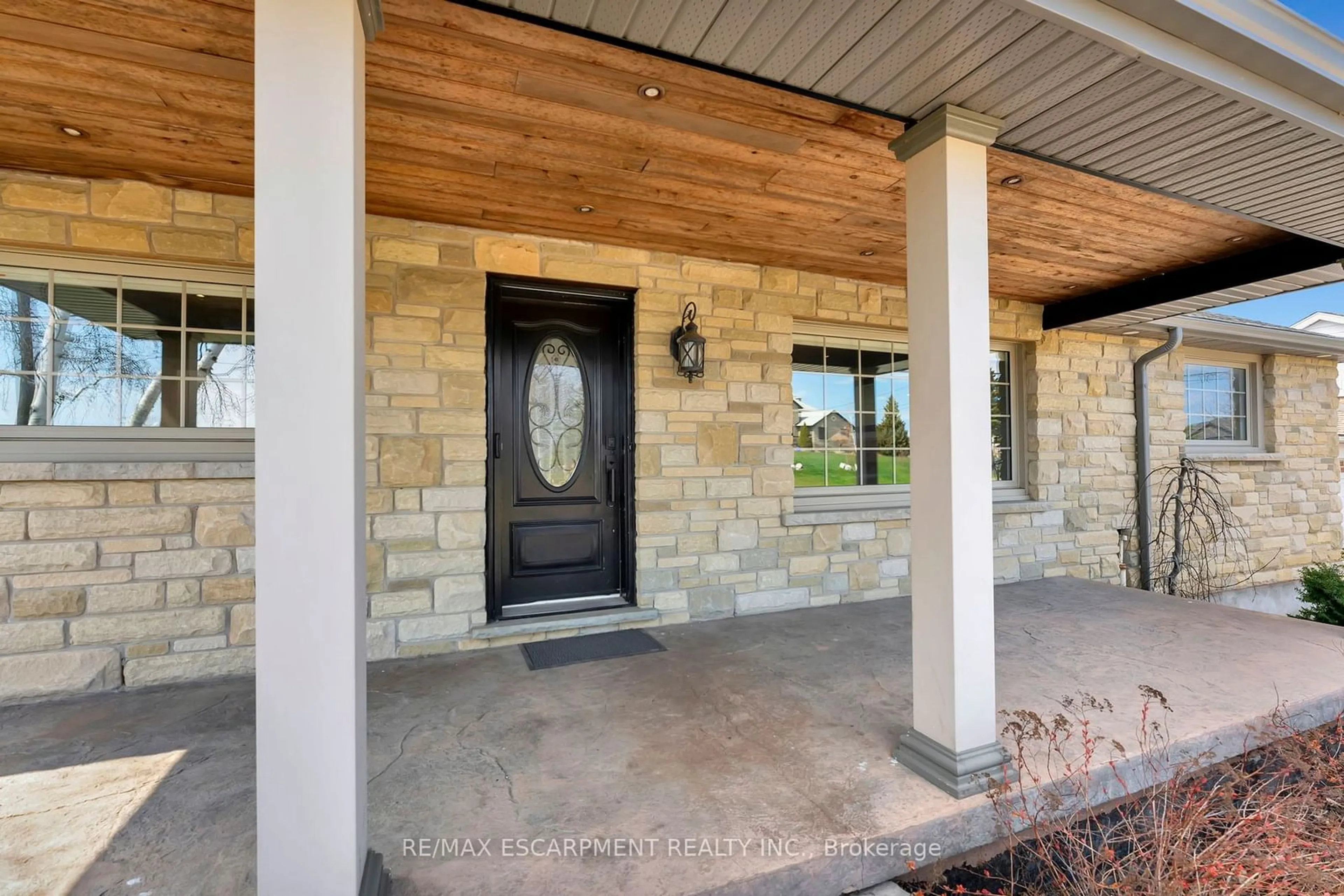 Indoor entryway, wood floors for 565 Second Rd, Hamilton Ontario L8J 2Y1