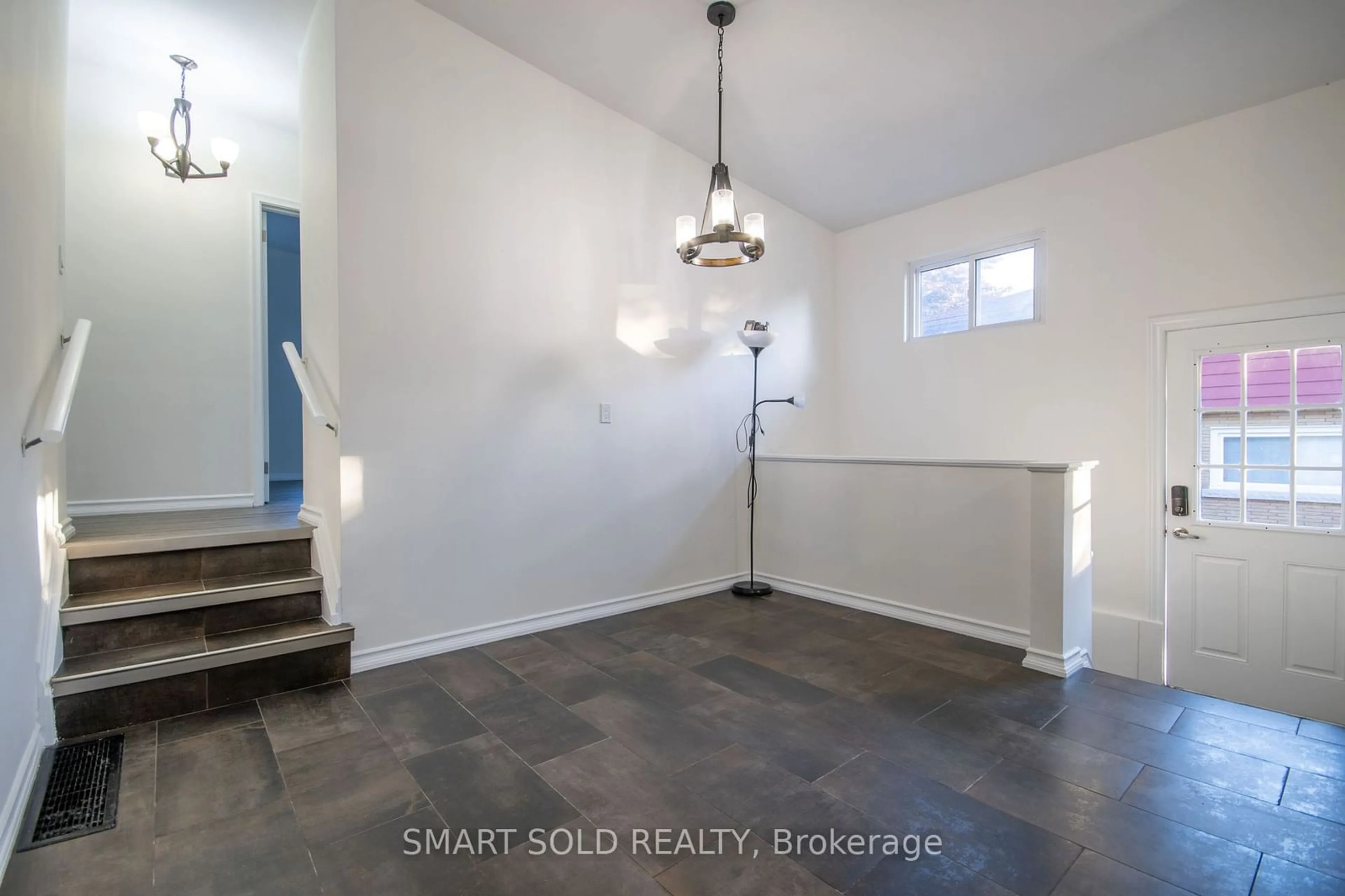 Indoor entryway, wood floors for 6446 Sherwood Rd, Niagara Falls Ontario L2E 5M1