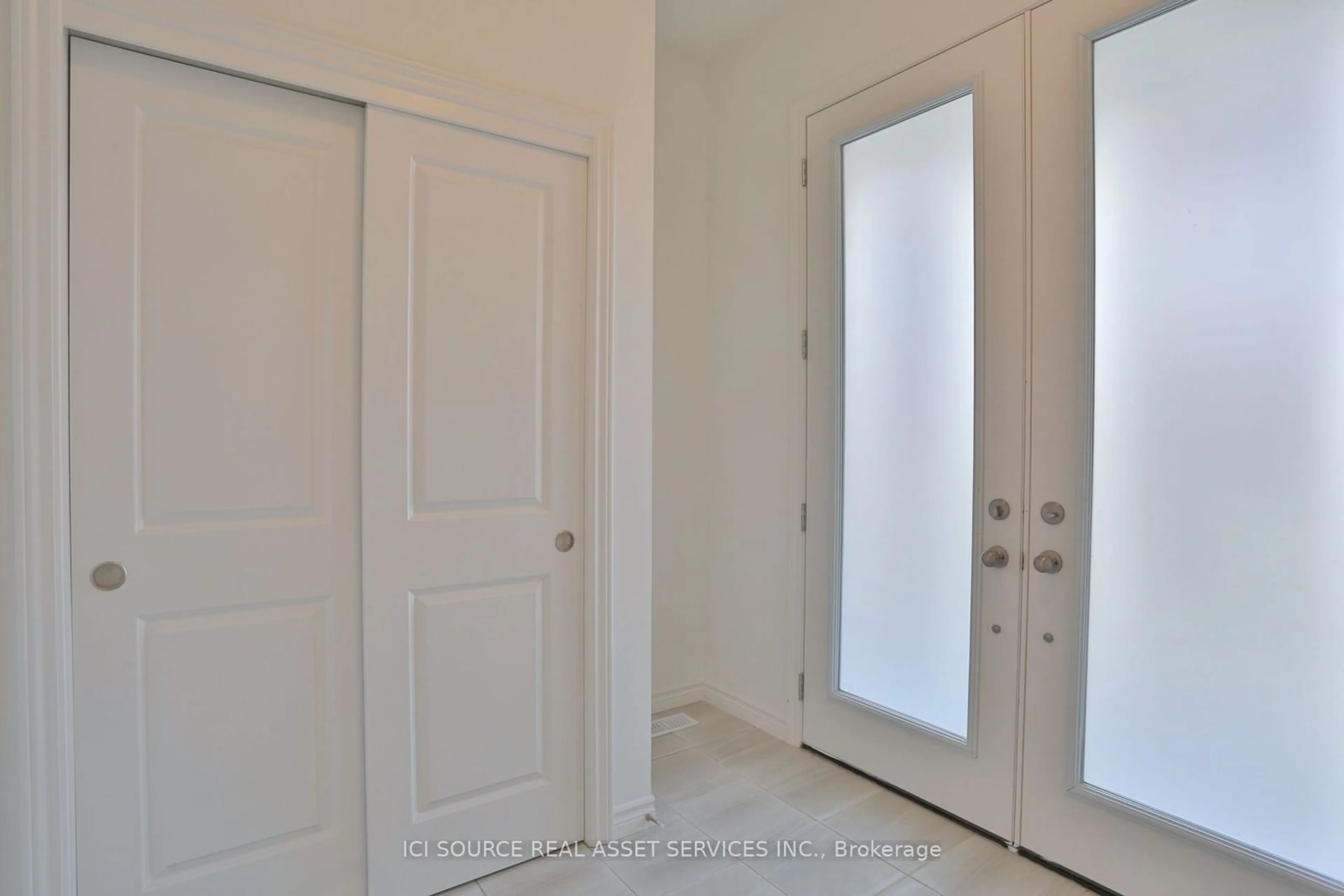 Indoor entryway, not visible floor for 31 Rockcliffe Dr, Kitchener Ontario N2R 1W5