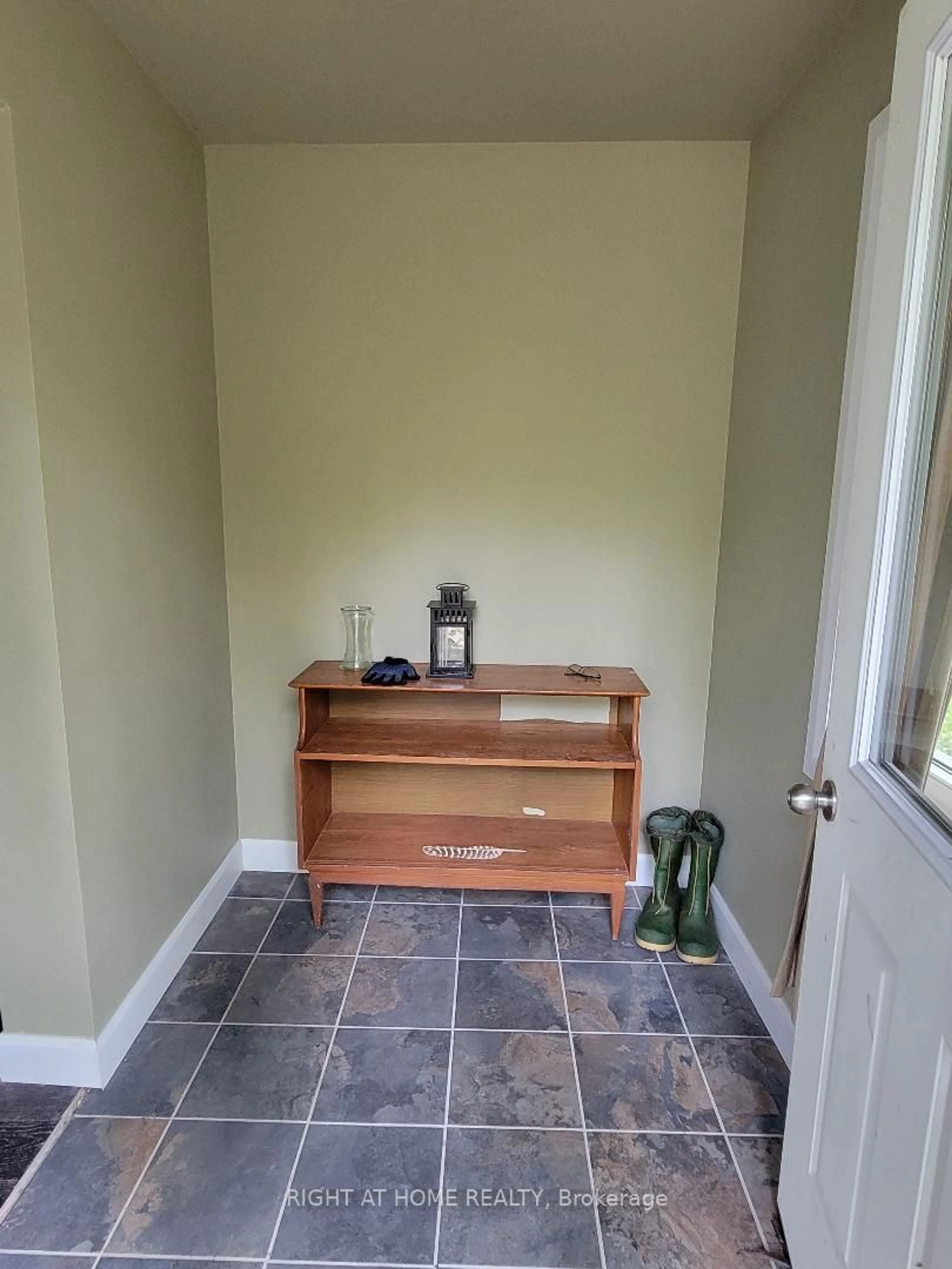 Indoor entryway, unknown floor for 40 Pineview Crt, Marmora and Lake Ontario K0K 2M0