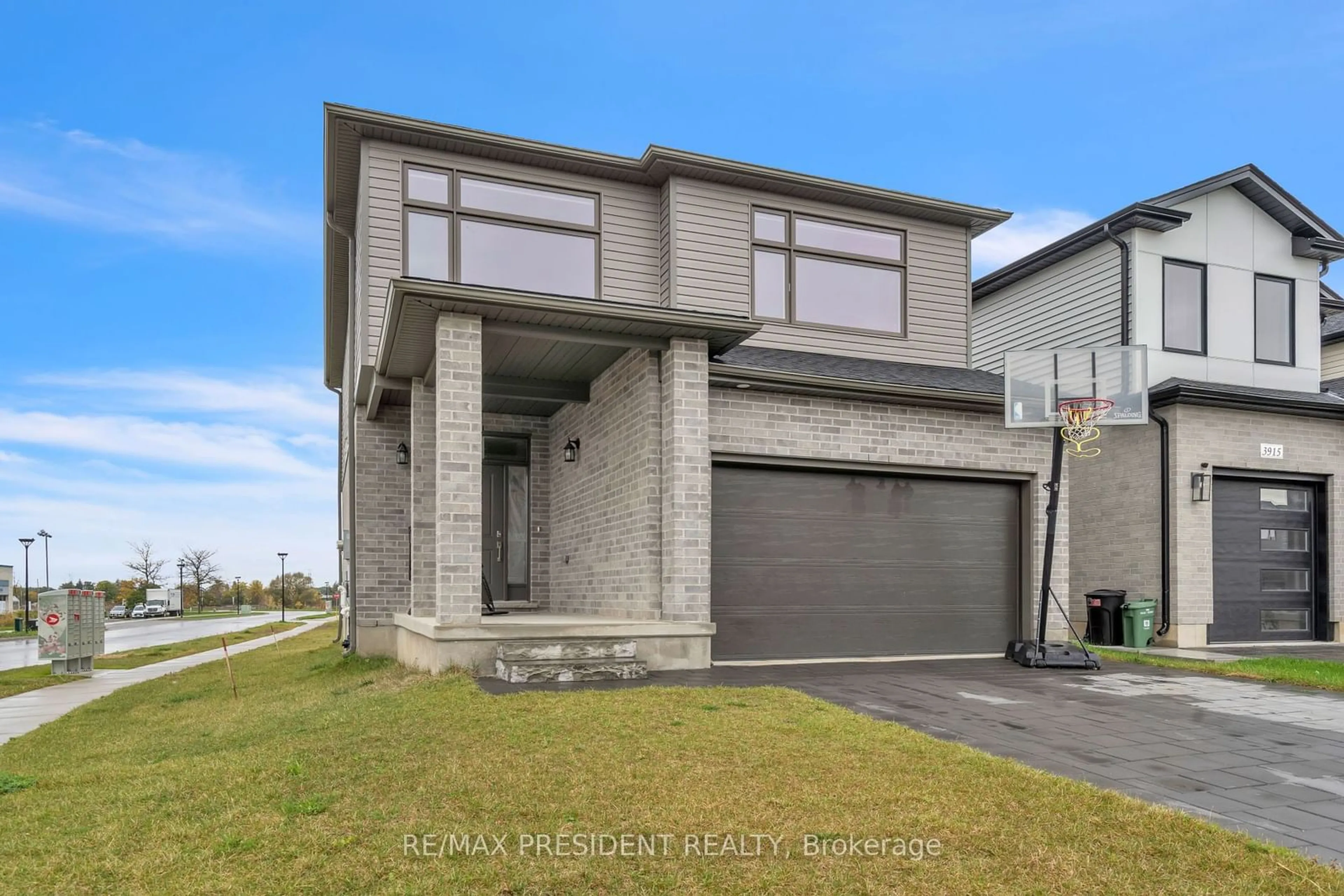 Frontside or backside of a home, the street view for 3919 Auckland Ave, London Ontario N6L 0J3