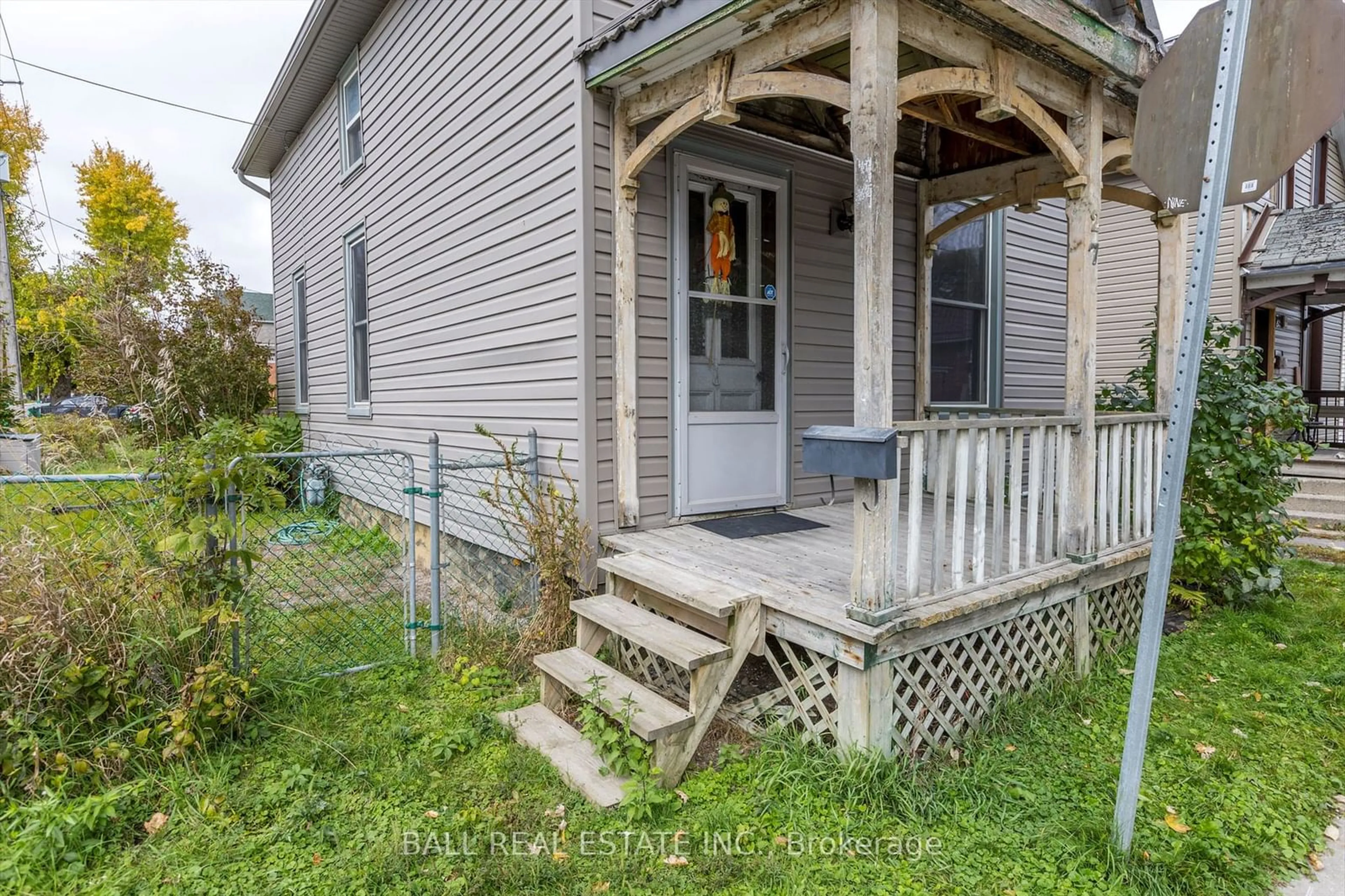 Frontside or backside of a home, cottage for 27 Lafayette Ave, Peterborough Ontario K9J 5C1