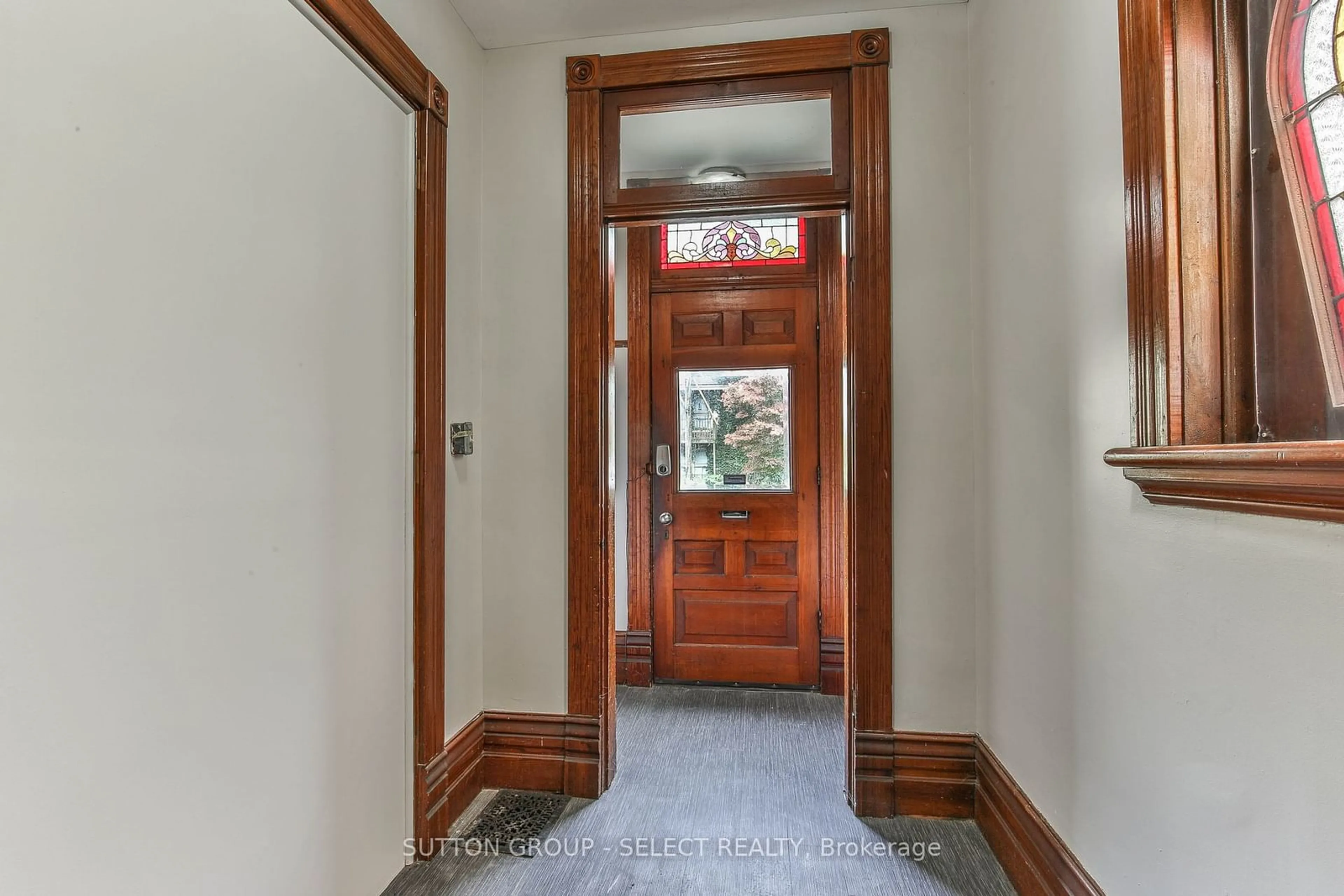 Indoor entryway, wood floors for 123 Mill St, London Ontario N6A 1P7