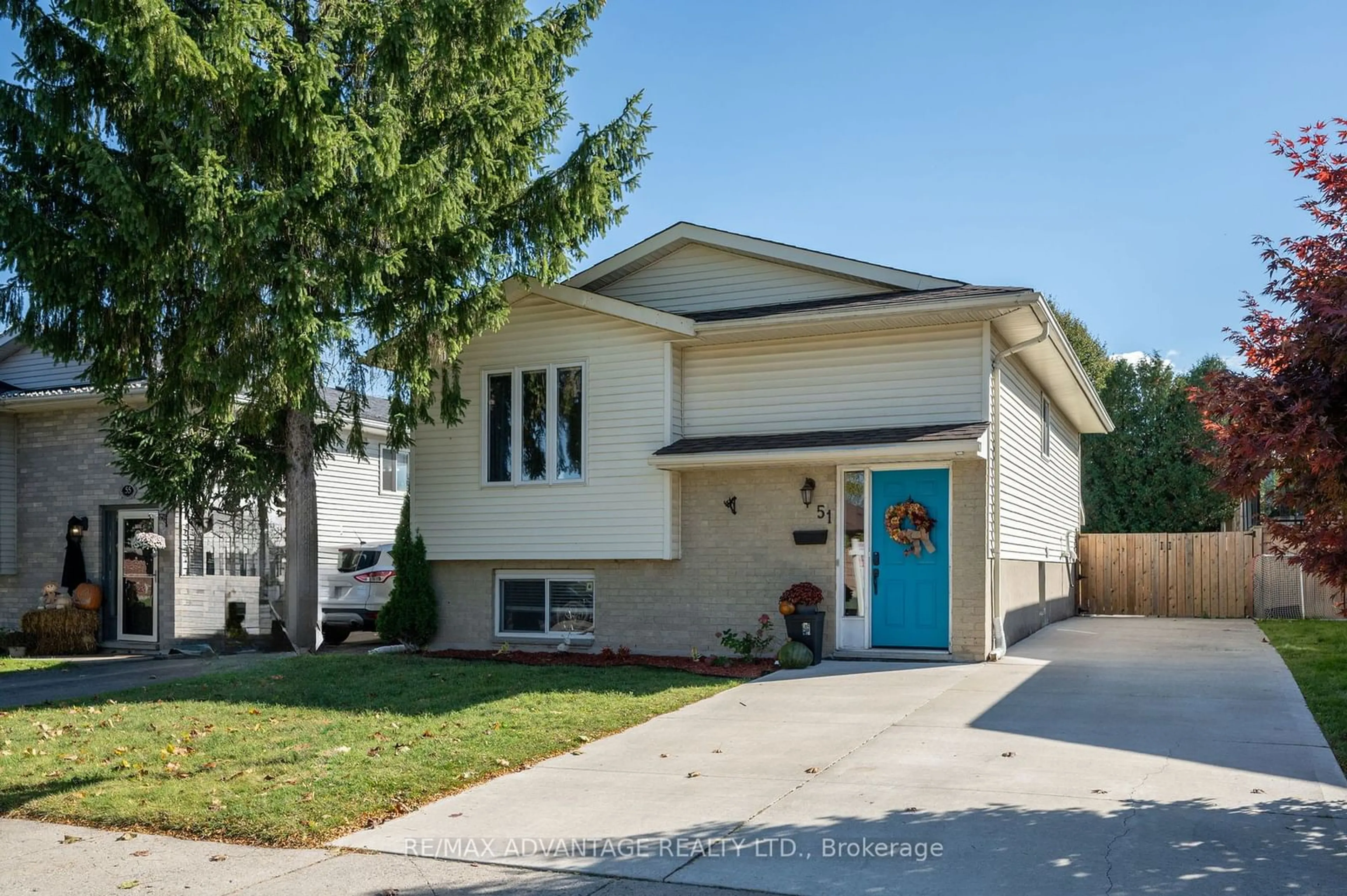 Frontside or backside of a home, the street view for 51 Weymouth Dr, London Ontario N5V 4E3