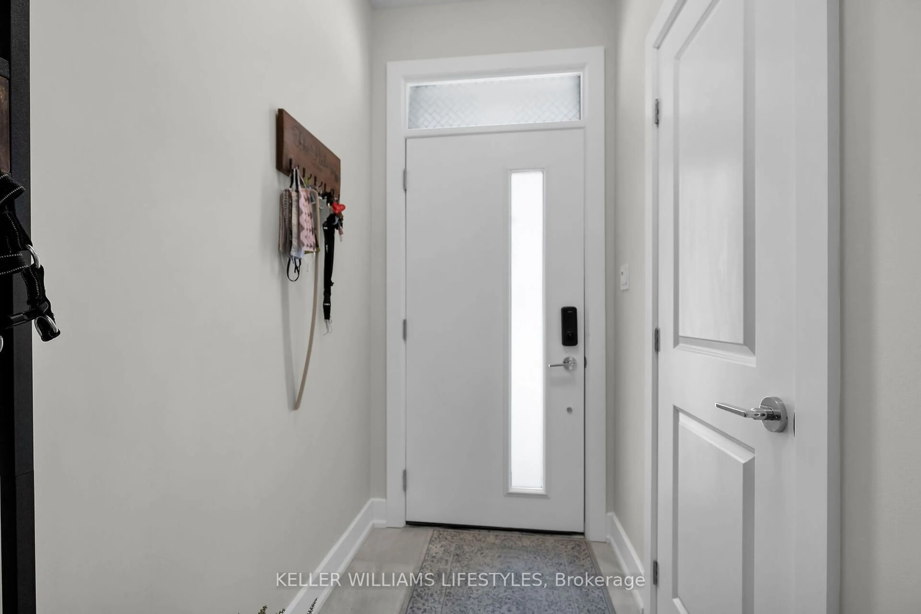 Indoor entryway, wood floors for 601 Lions Park Dr #46, Strathroy-Caradoc Ontario N0L 1W0