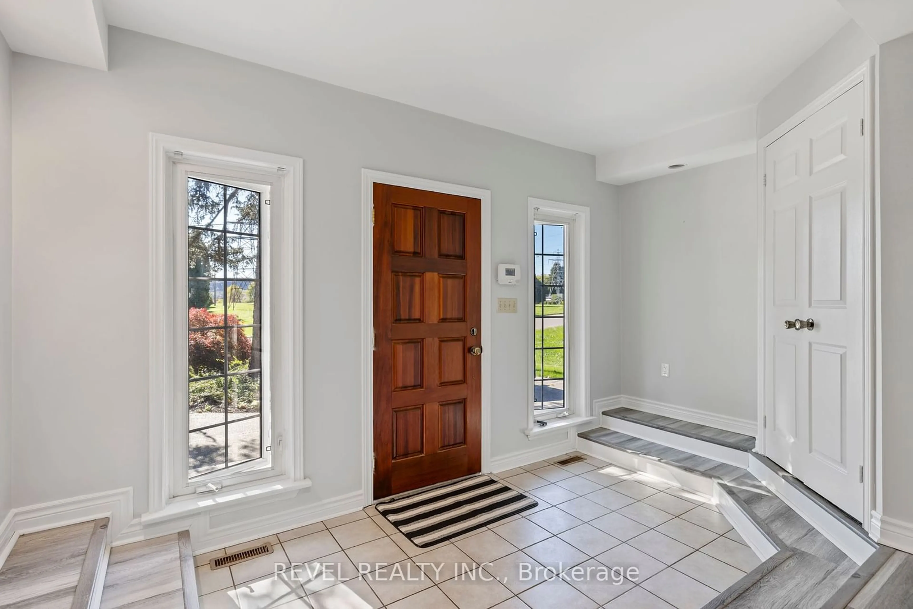 Indoor entryway, wood floors for 40 Bertram Dr, Hamilton Ontario L9H 4T3