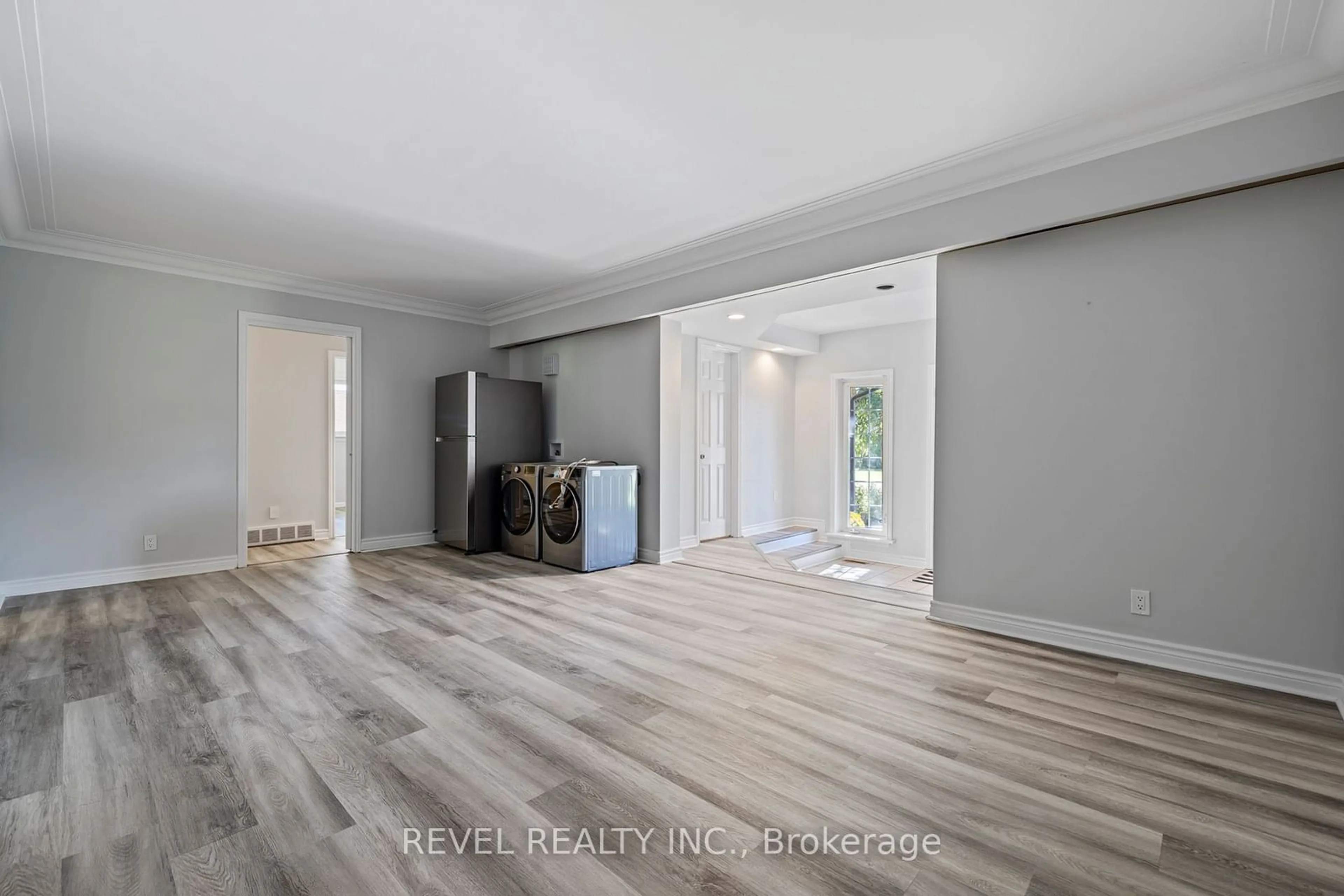 Indoor entryway, wood floors for 40 Bertram Dr, Hamilton Ontario L9H 4T3