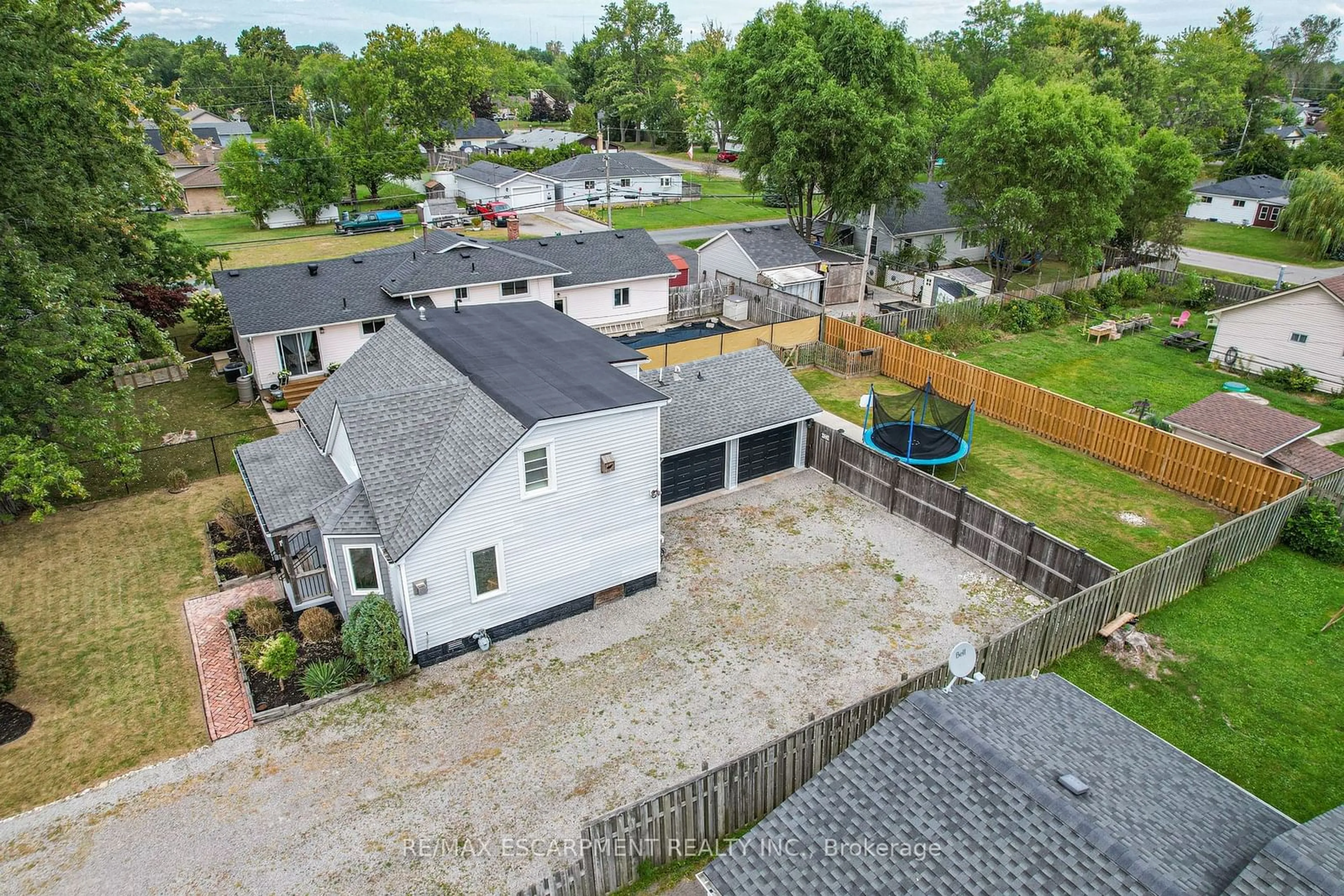 Frontside or backside of a home, the fenced backyard for 456 Lakeview Rd, Fort Erie Ontario L2A 4W1