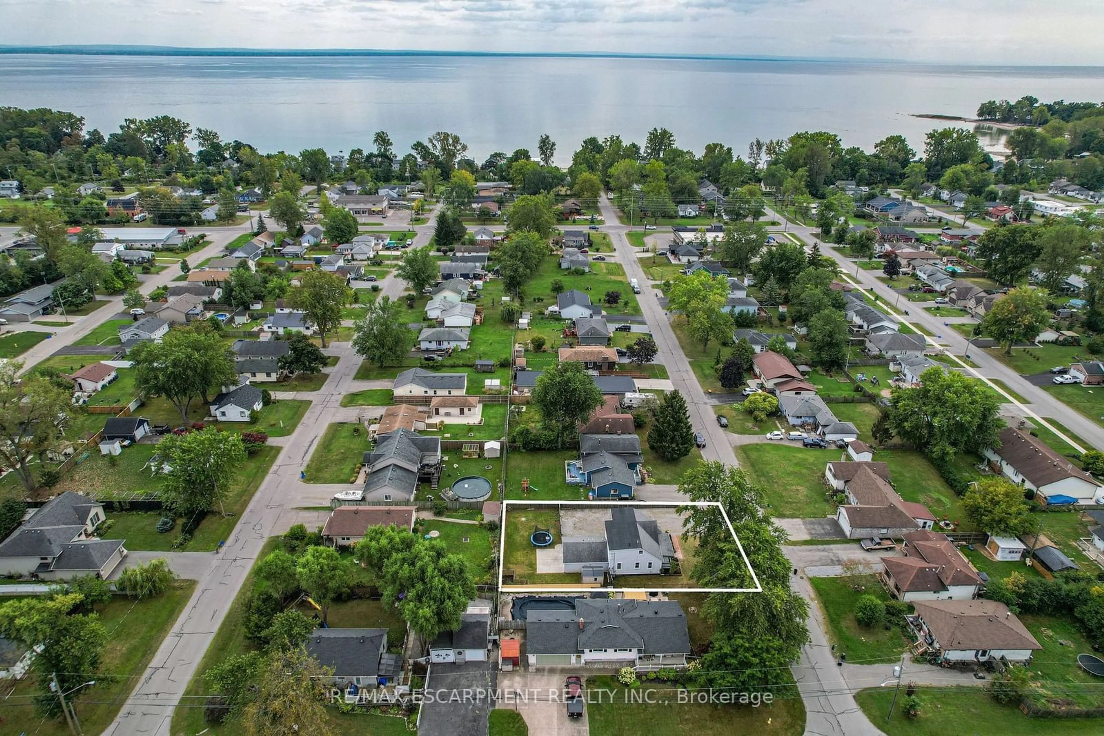 Frontside or backside of a home, the street view for 456 Lakeview Rd, Fort Erie Ontario L2A 4W1