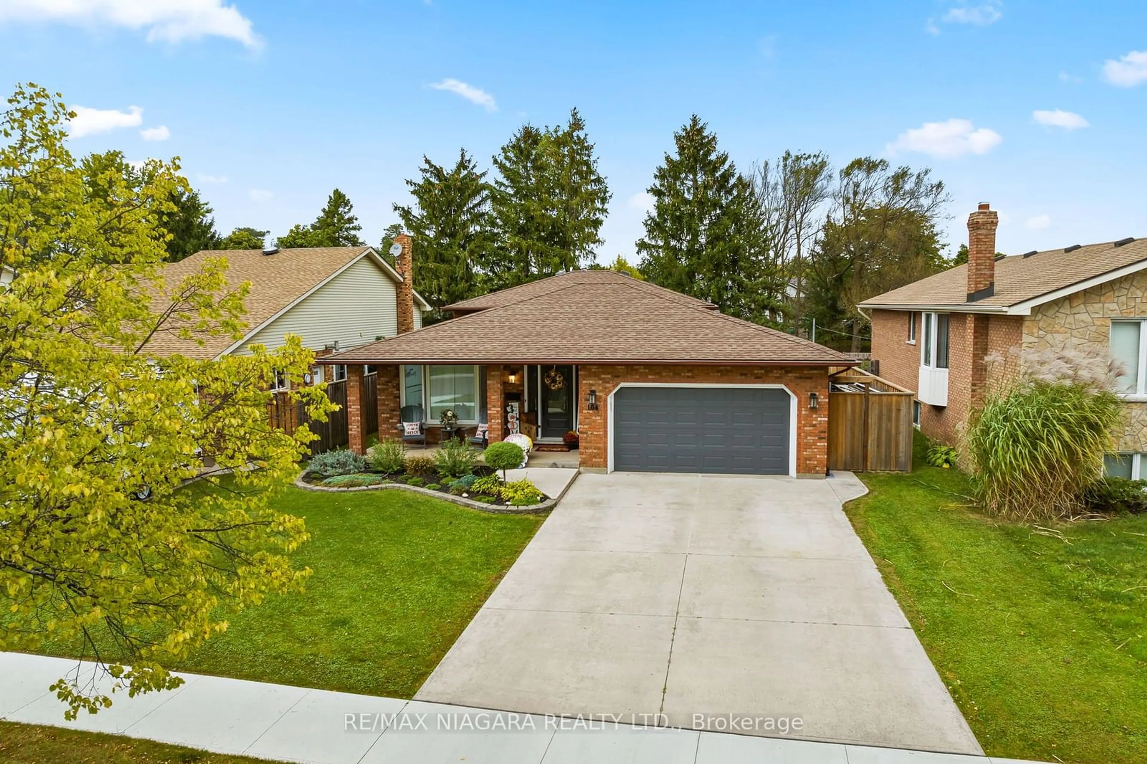 Frontside or backside of a home, the fenced backyard for 104 Whiteoak Cres, Welland Ontario L3C 6E6