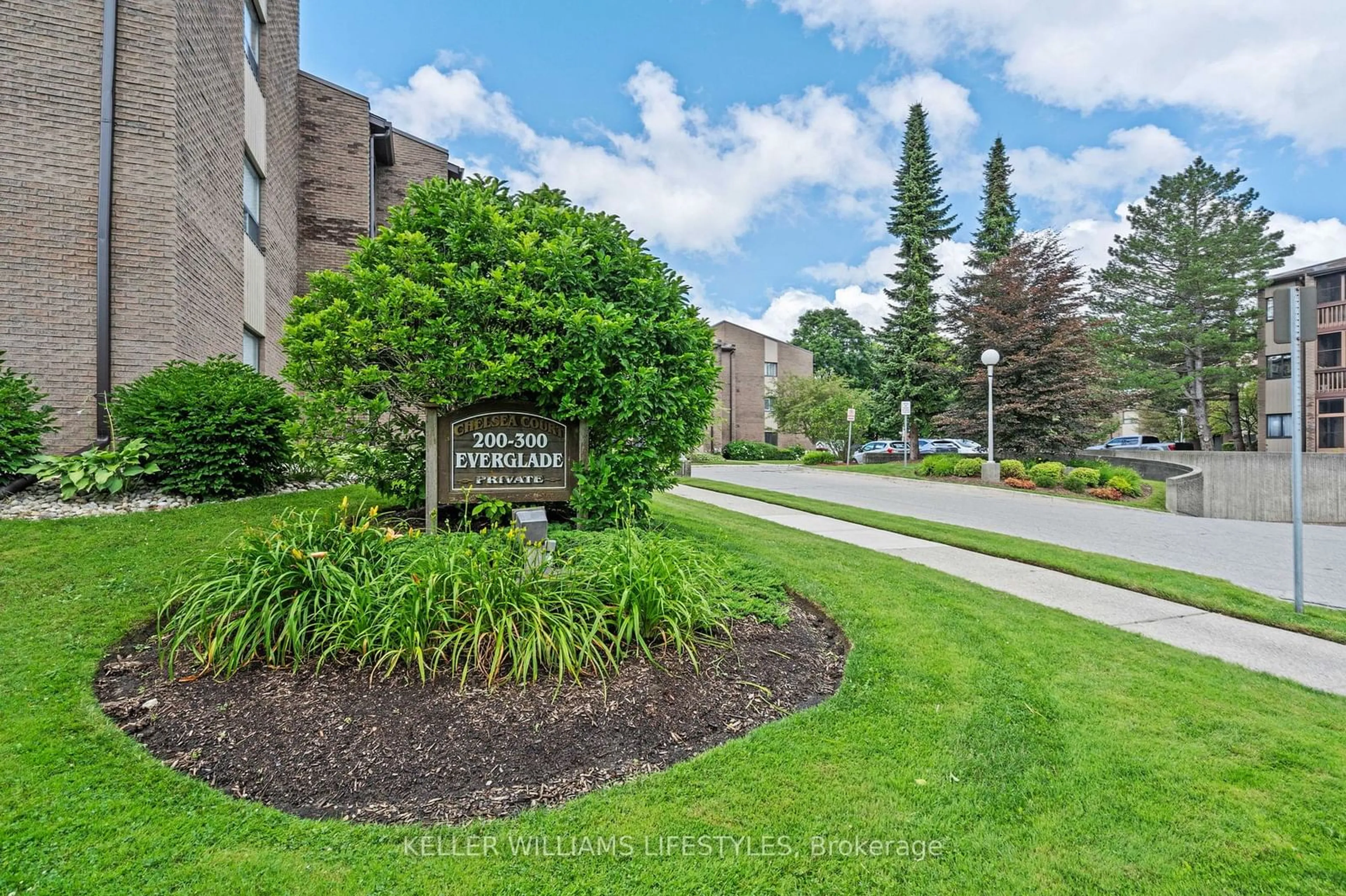 A pic from exterior of the house or condo, the front or back of building for 300 Everglade Cres #116, London Ontario N6H 4P8