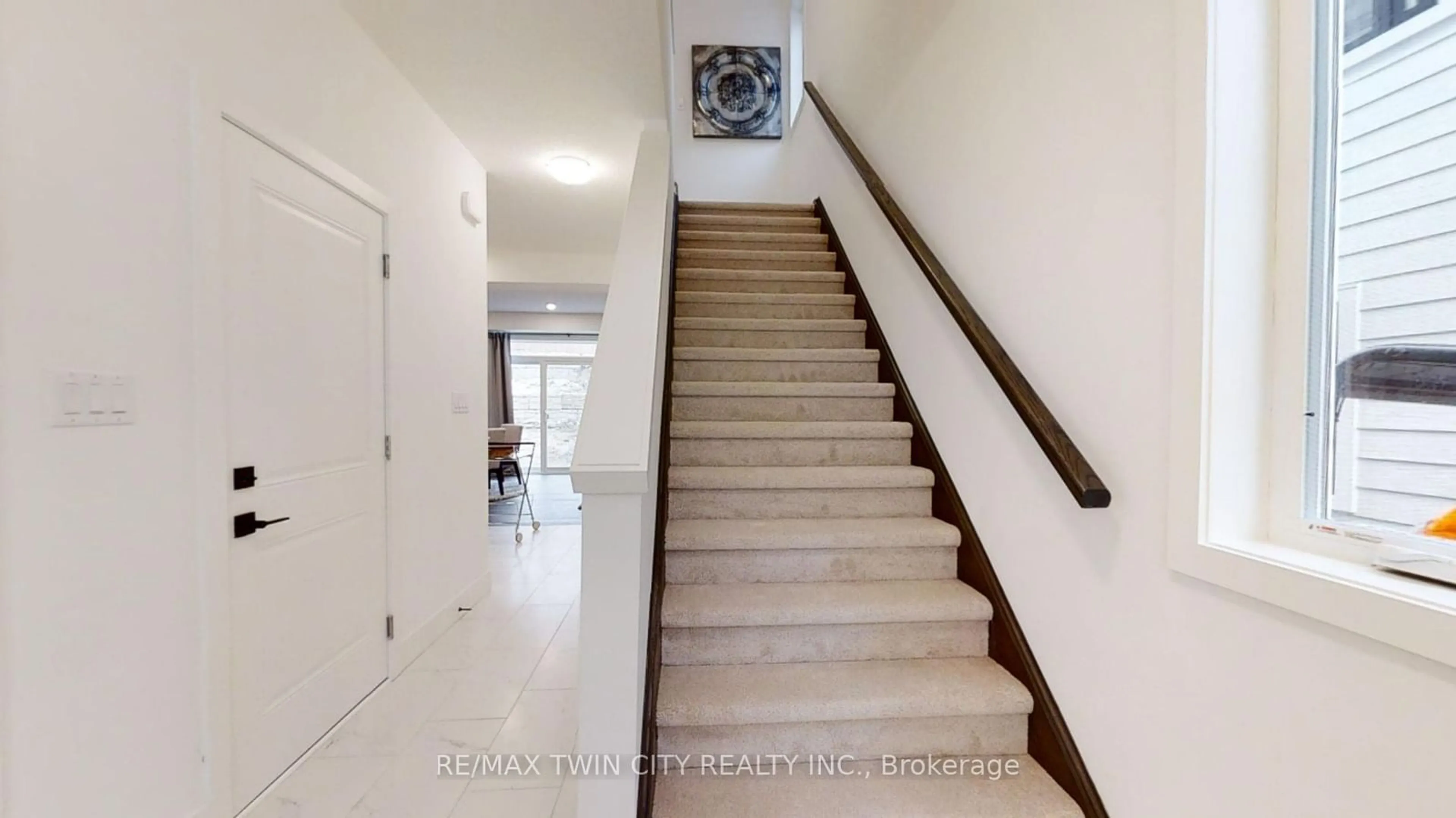 Indoor foyer, wood floors for 35 CHRISTOPHER Crt, London Ontario N5X 3X4