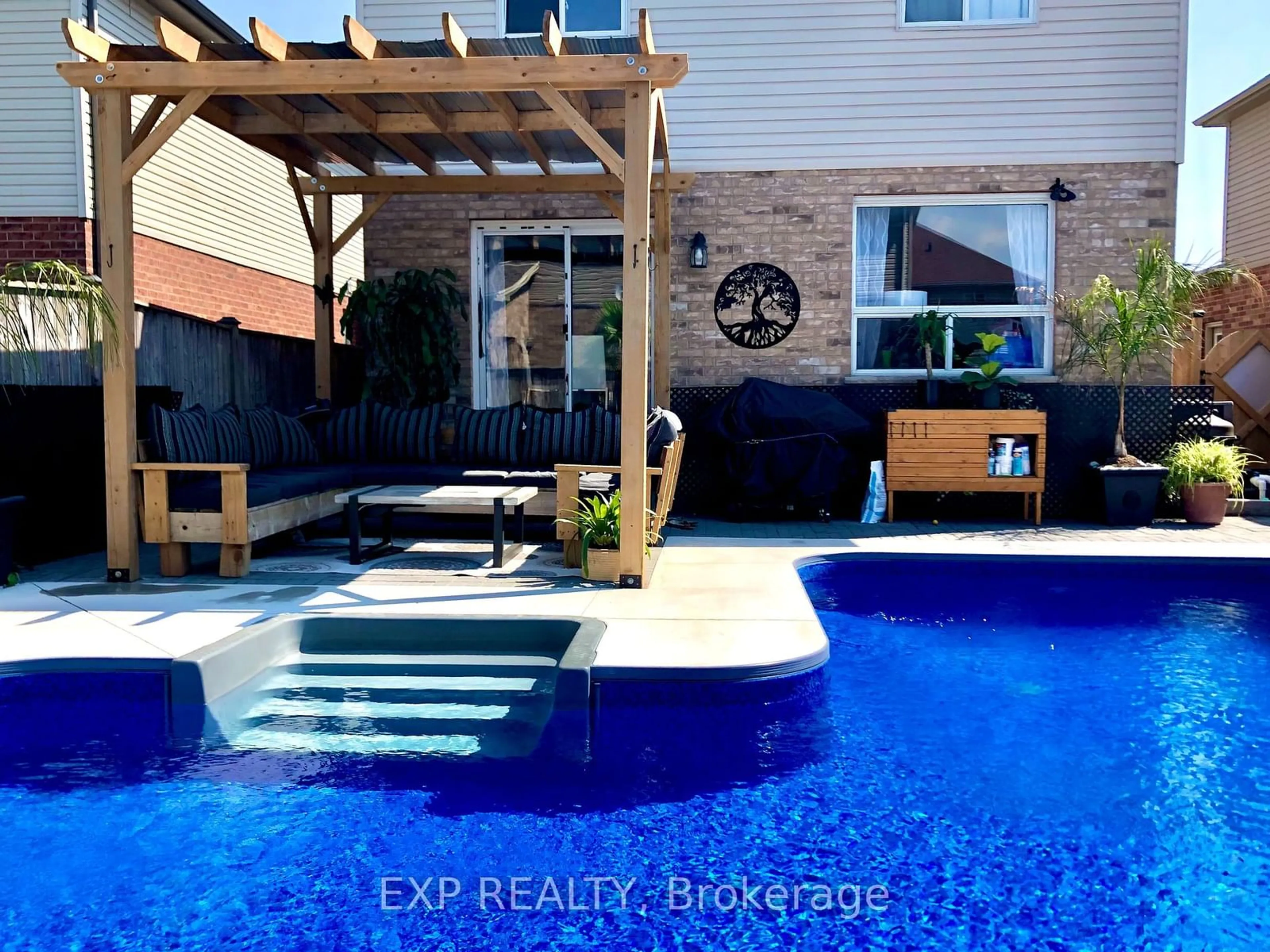 Indoor or outdoor pool for 1666 Mcneil Rd, London Ontario N6M 0A3