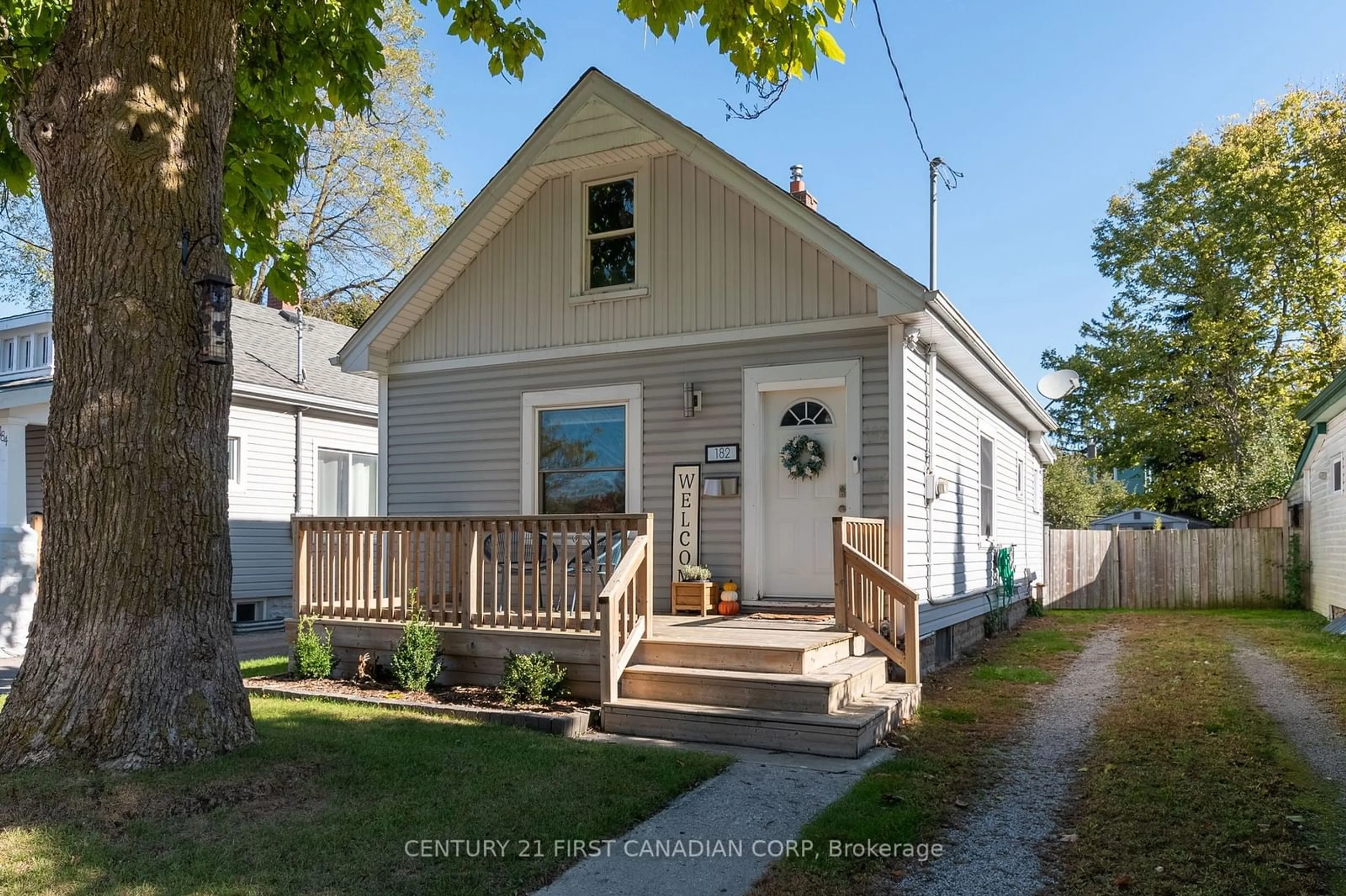 Frontside or backside of a home, cottage for 182 East St, London Ontario N5Z 2R9