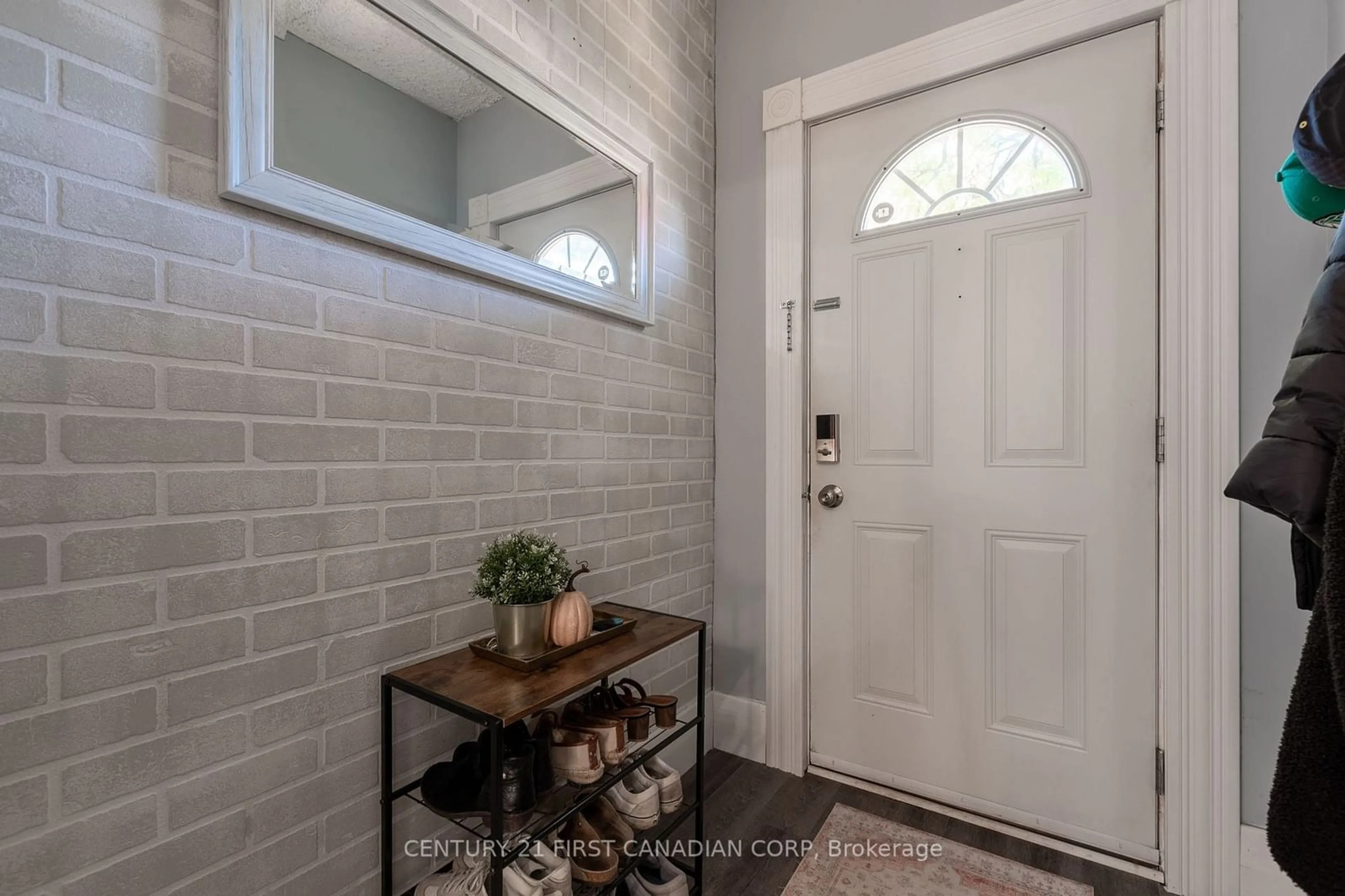 Indoor entryway, wood floors for 182 East St, London Ontario N5Z 2R9