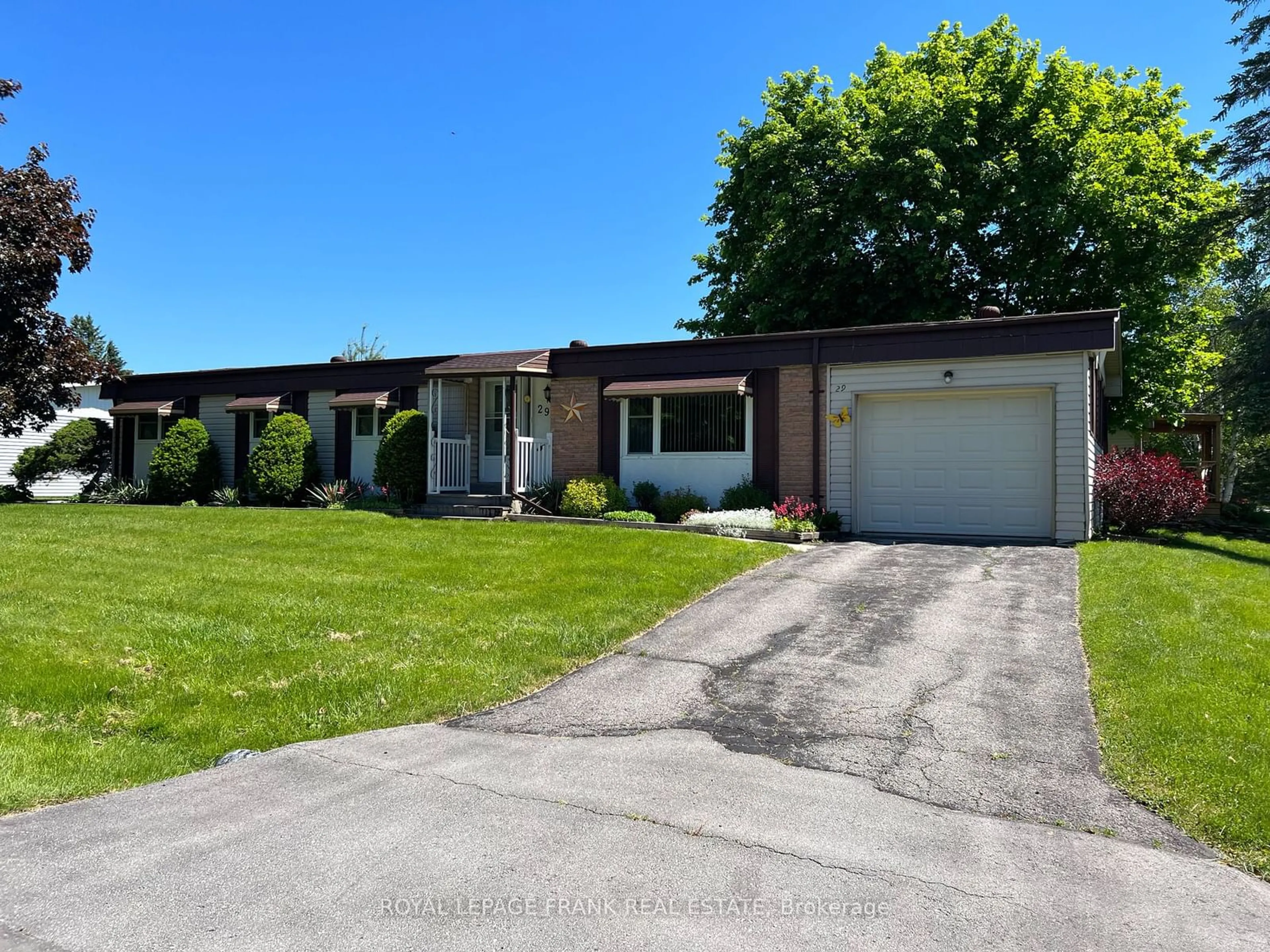 Frontside or backside of a home, the street view for 29 Circle Dr, Kawartha Lakes Ontario K9V 0H7