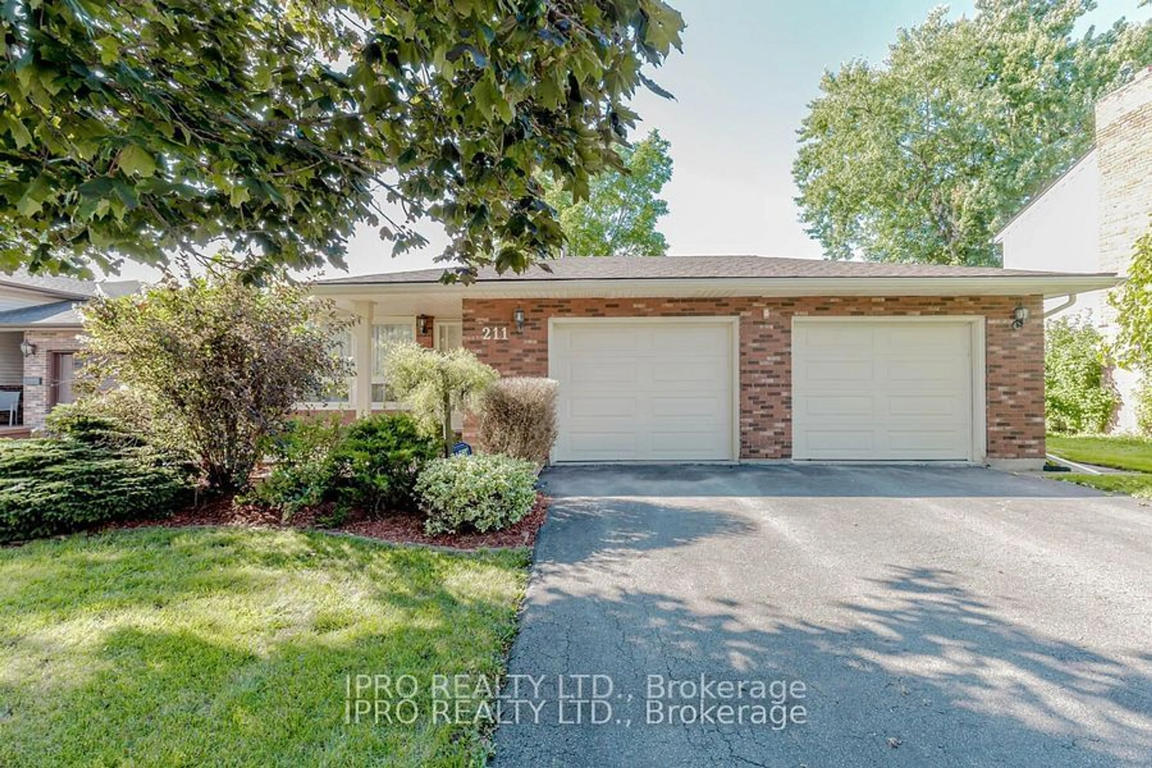 Frontside or backside of a home, the street view for 211 Leaside Dr, Welland Ontario L3C 6N4