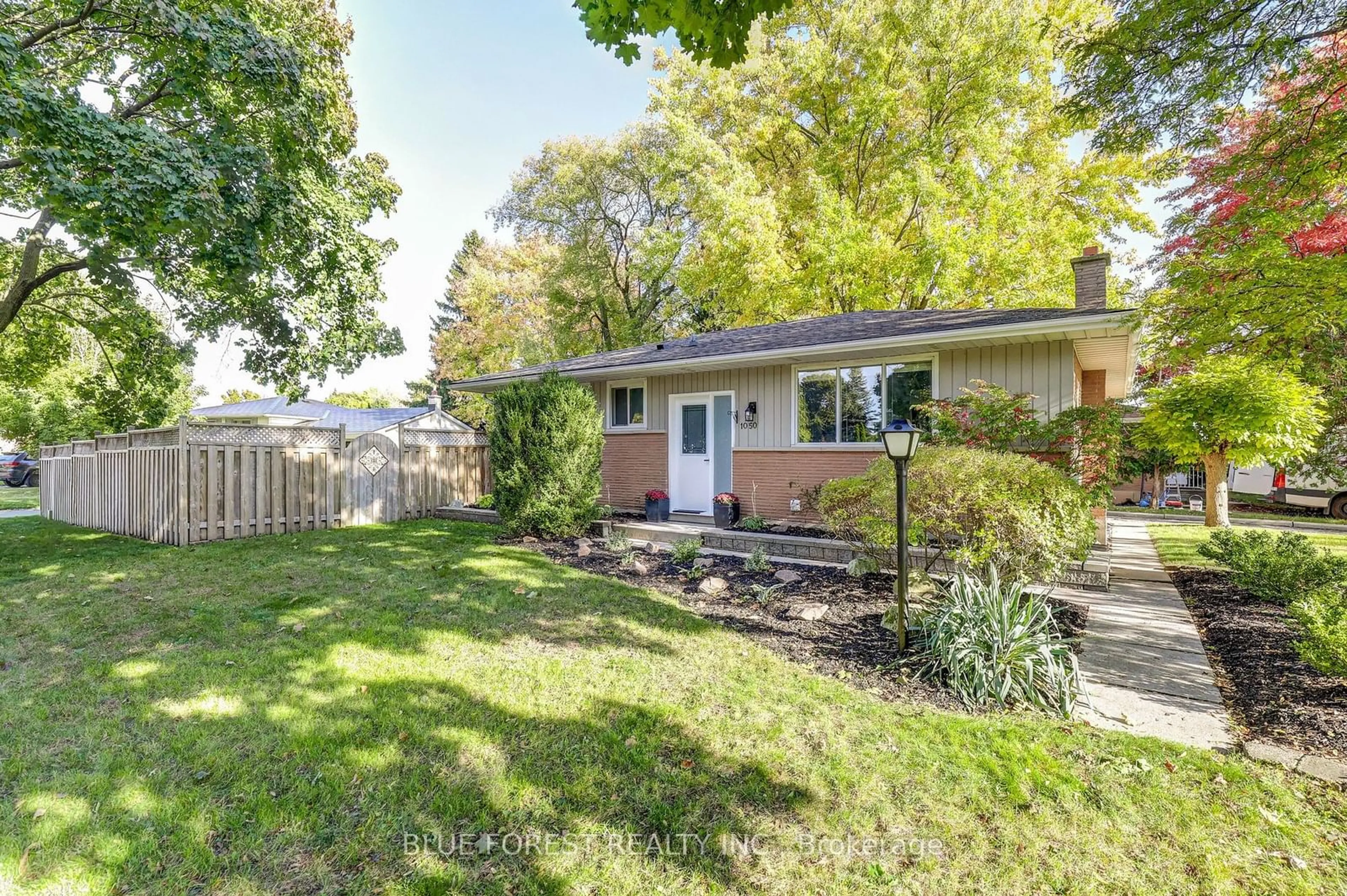 A pic from exterior of the house or condo, the fenced backyard for 1050 Apache Rd, London Ontario N5V 2W3