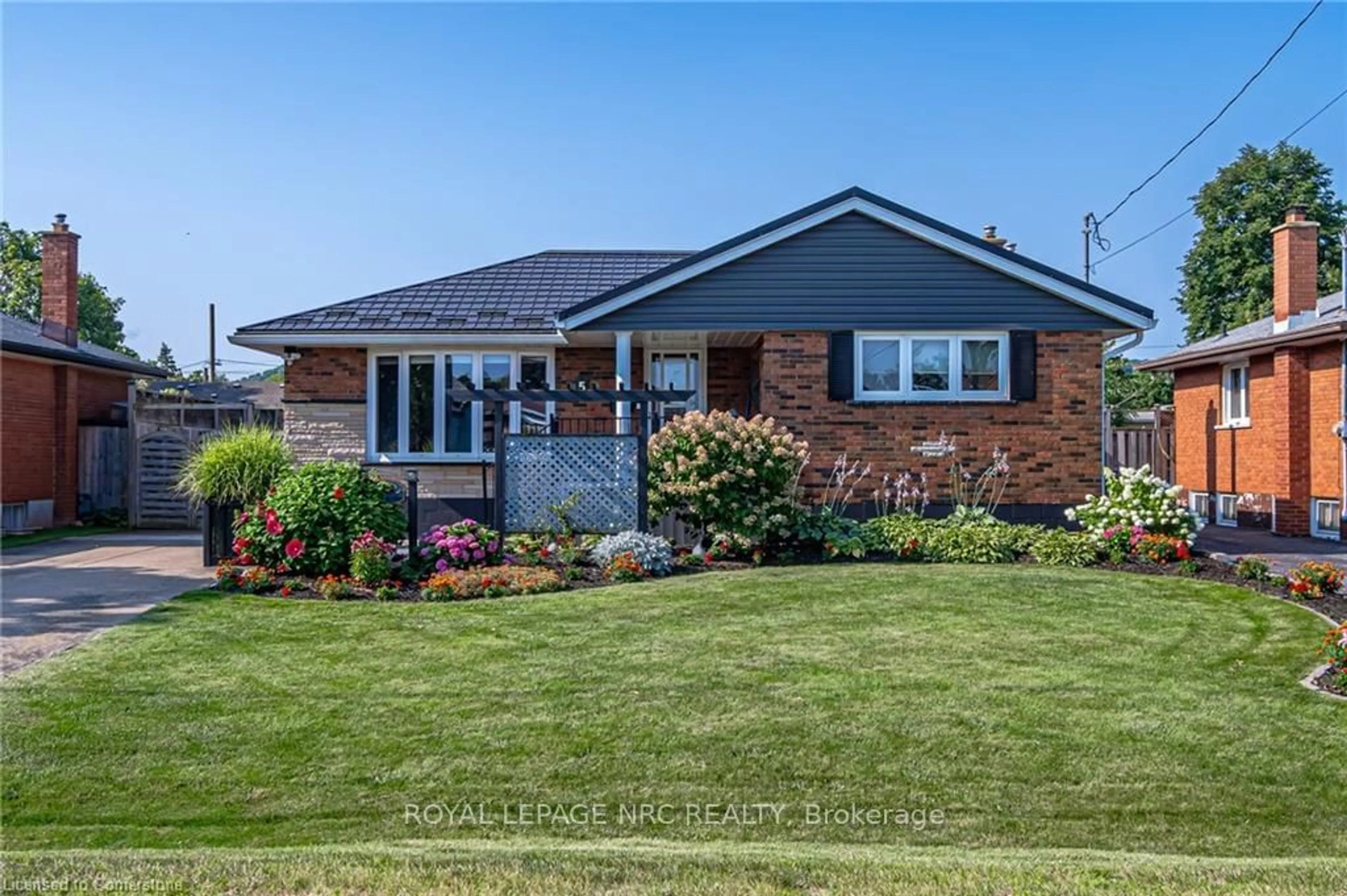 Home with brick exterior material for 5 Lorne Ave, Grimsby Ontario L3M 2H3