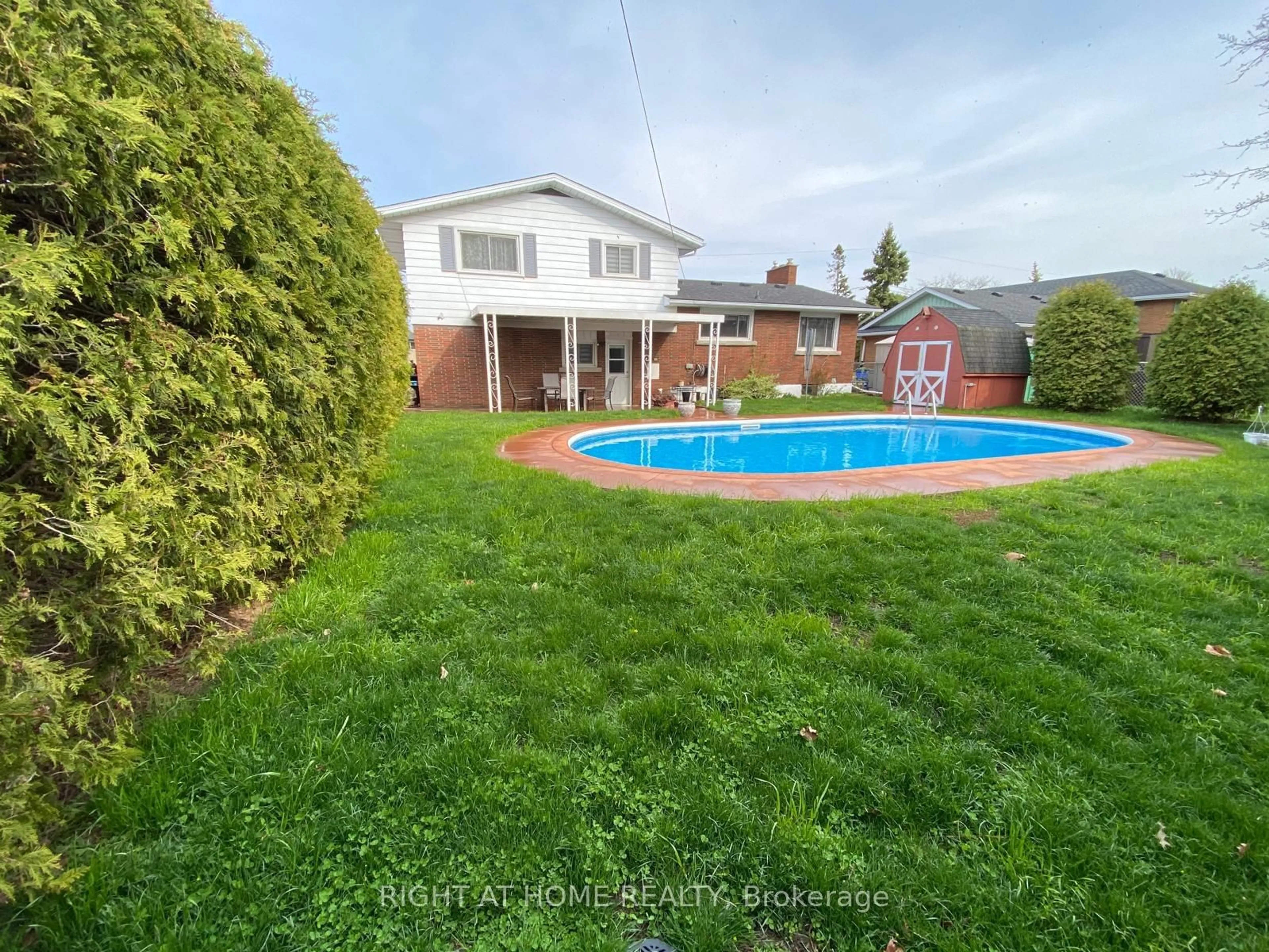 Indoor or outdoor pool for 28 Lorne Ave, Grimsby Ontario L3M 2H7