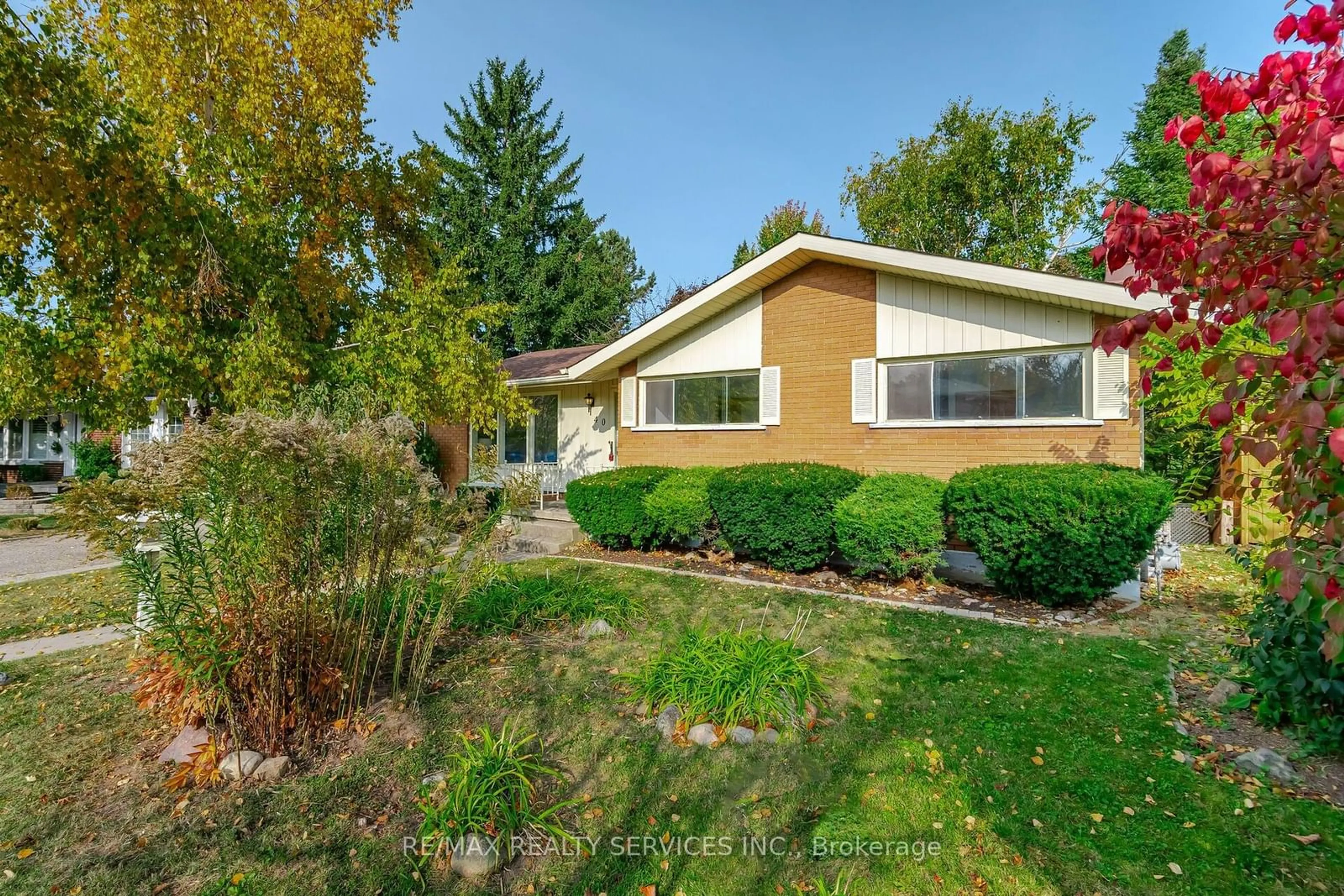 A pic from exterior of the house or condo, the street view for 40 Meadow Cres, Kitchener Ontario N2M 4E7