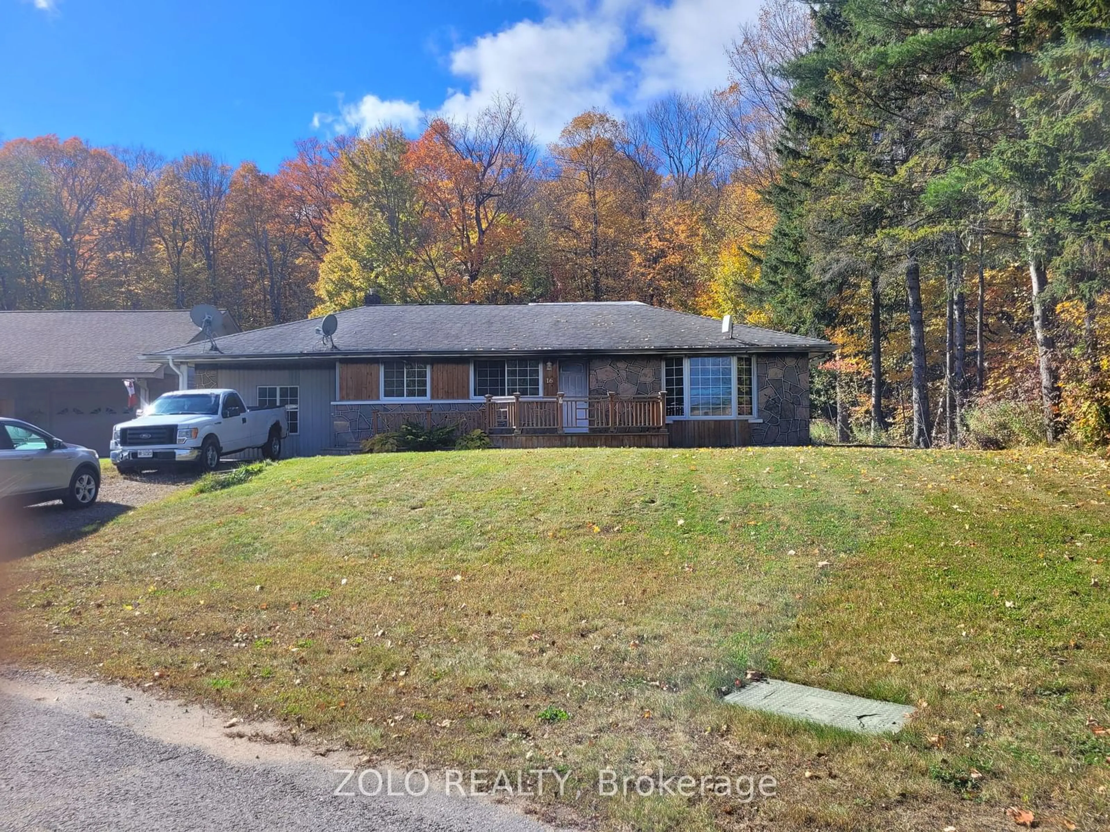 Frontside or backside of a home, the street view for 16 Vintage Cres, Minden Hills Ontario K0M 2K0