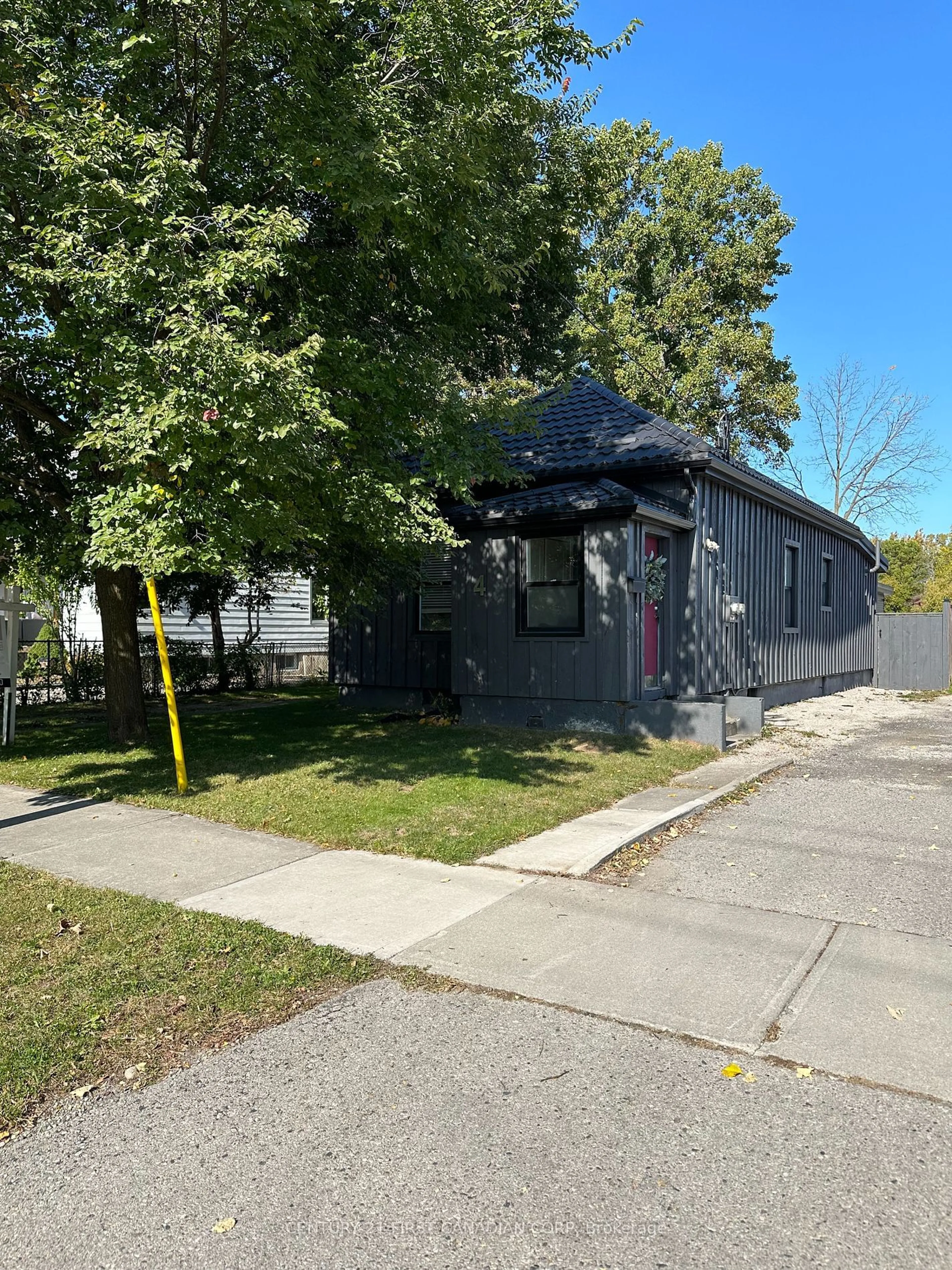 Frontside or backside of a home, the front or back of building for 4 Elmwood Pl, London Ontario N6J 1J2