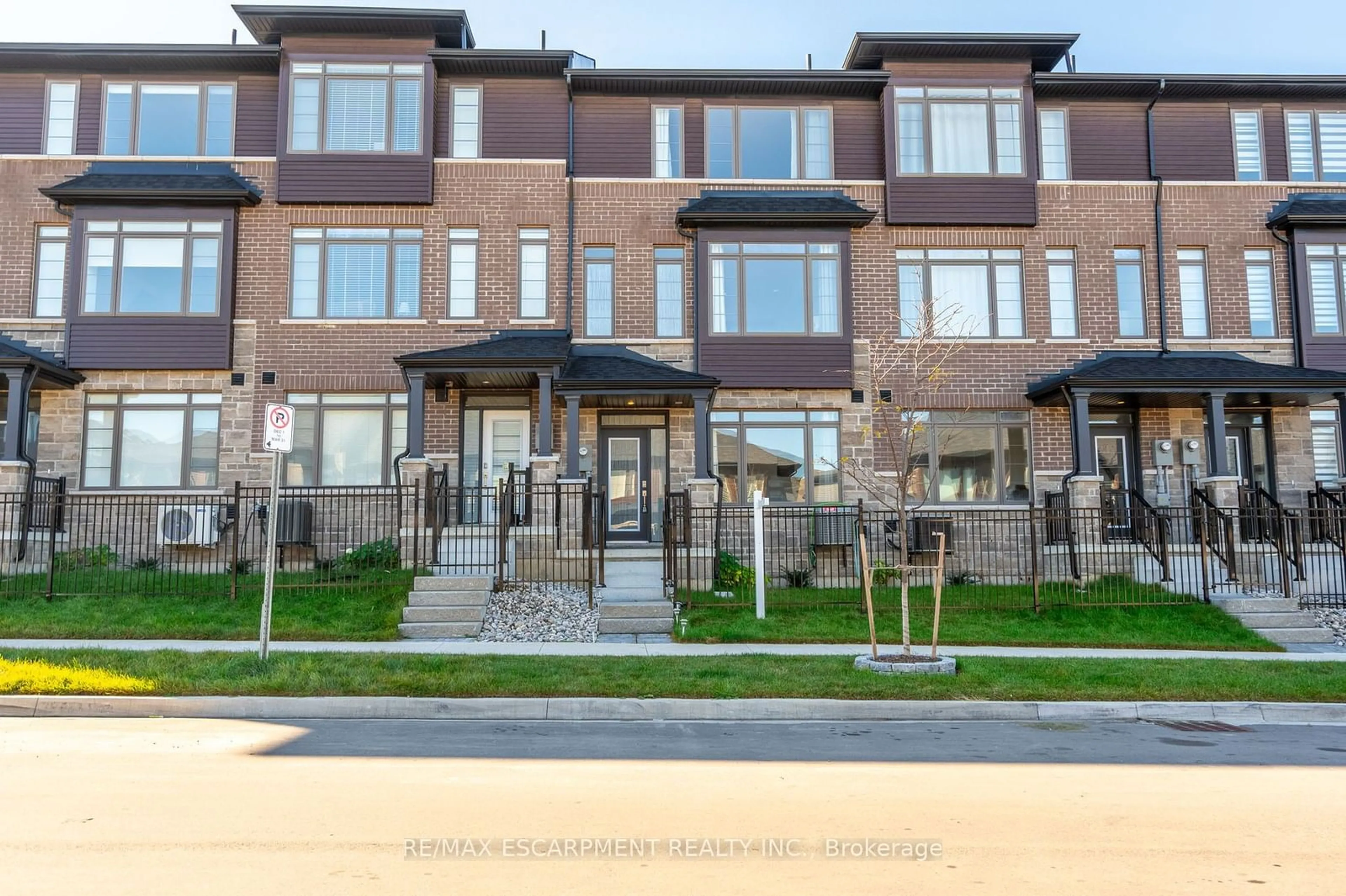 A pic from exterior of the house or condo, the front or back of building for 61 Soho St #68, Hamilton Ontario L8J 0M6