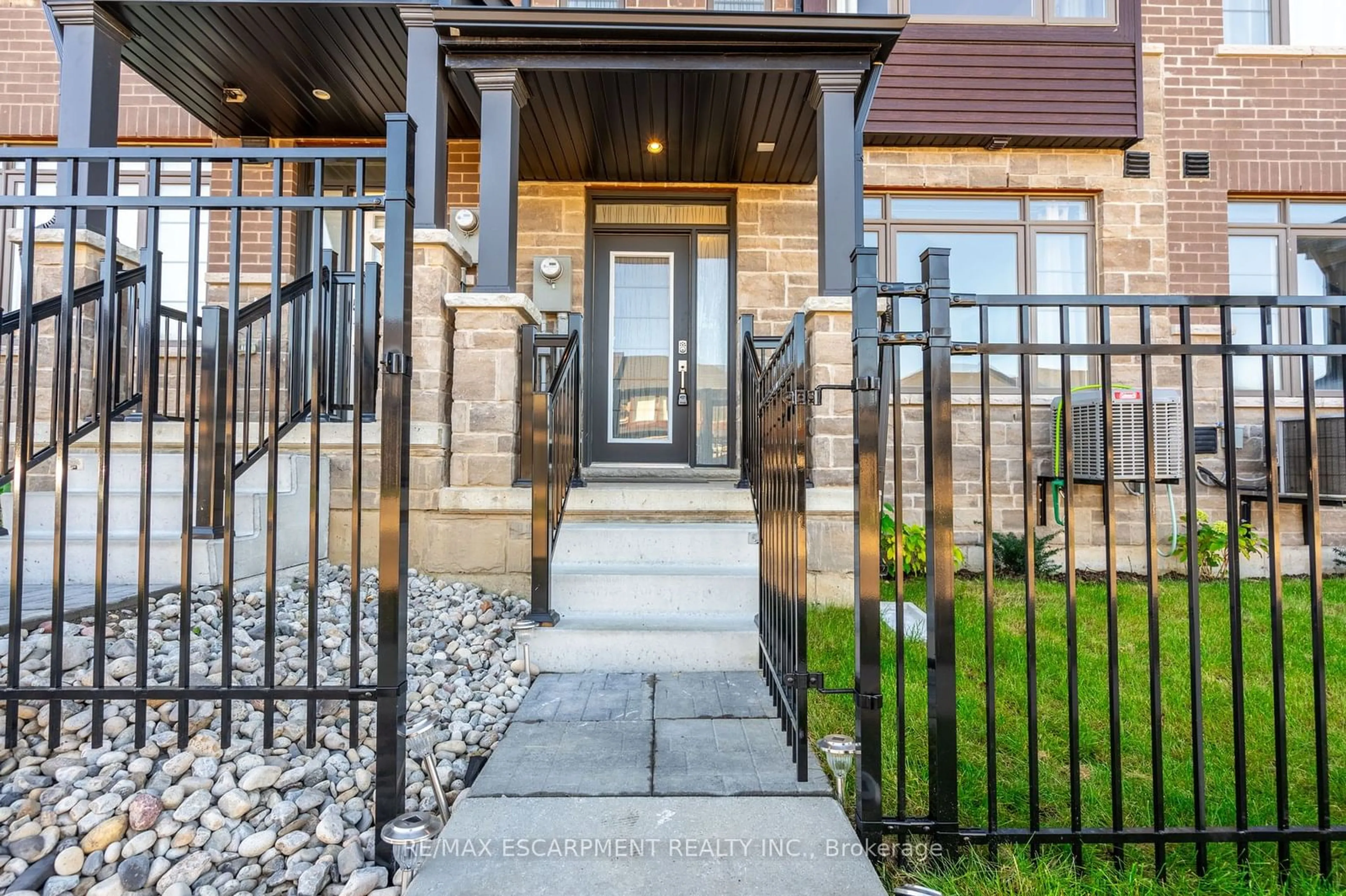 Indoor entryway, wood floors for 61 Soho St #68, Hamilton Ontario L8J 0M6