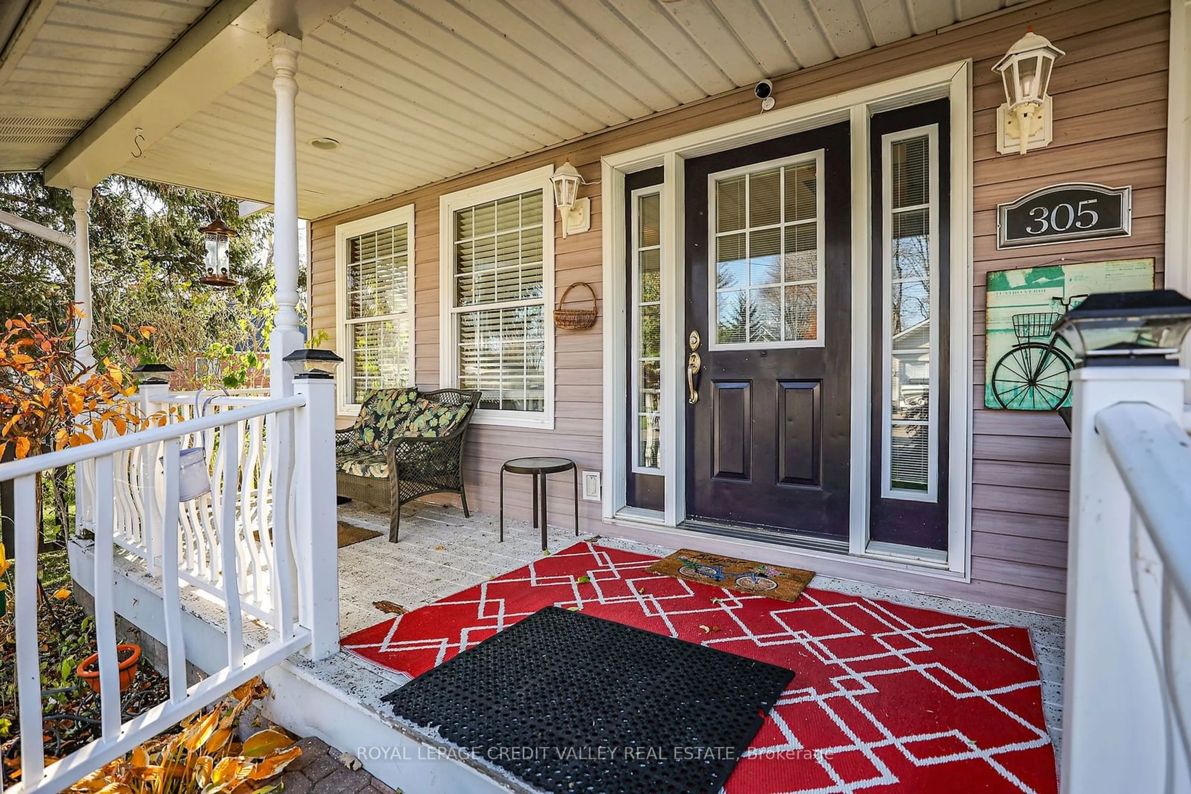 Indoor entryway, carpet floors for 305 Cherrywood Ave, Fort Erie Ontario L0S 1B0