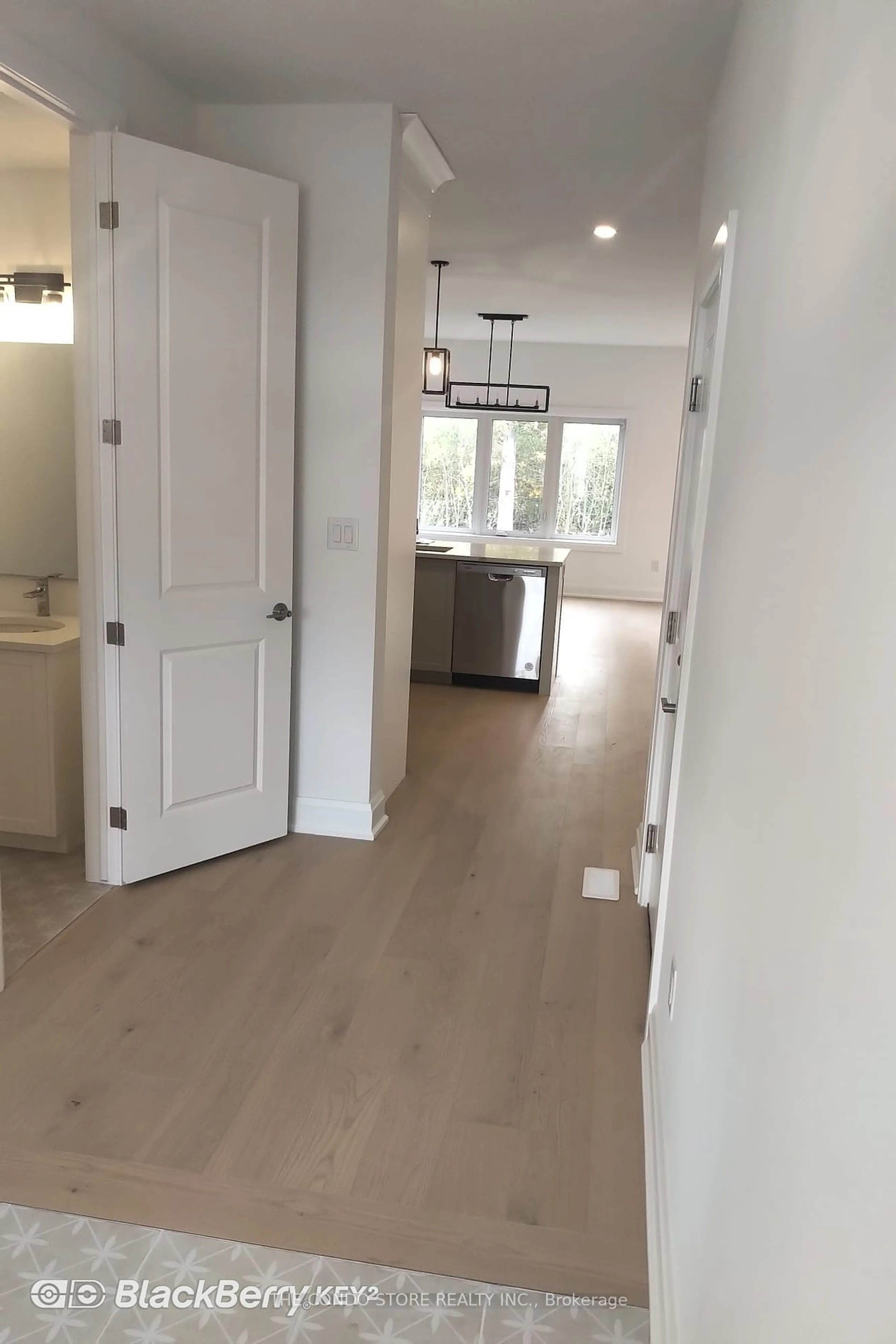 Indoor entryway, wood floors for 500 Mississauga Ave, Fort Erie Ontario L2A 6V7