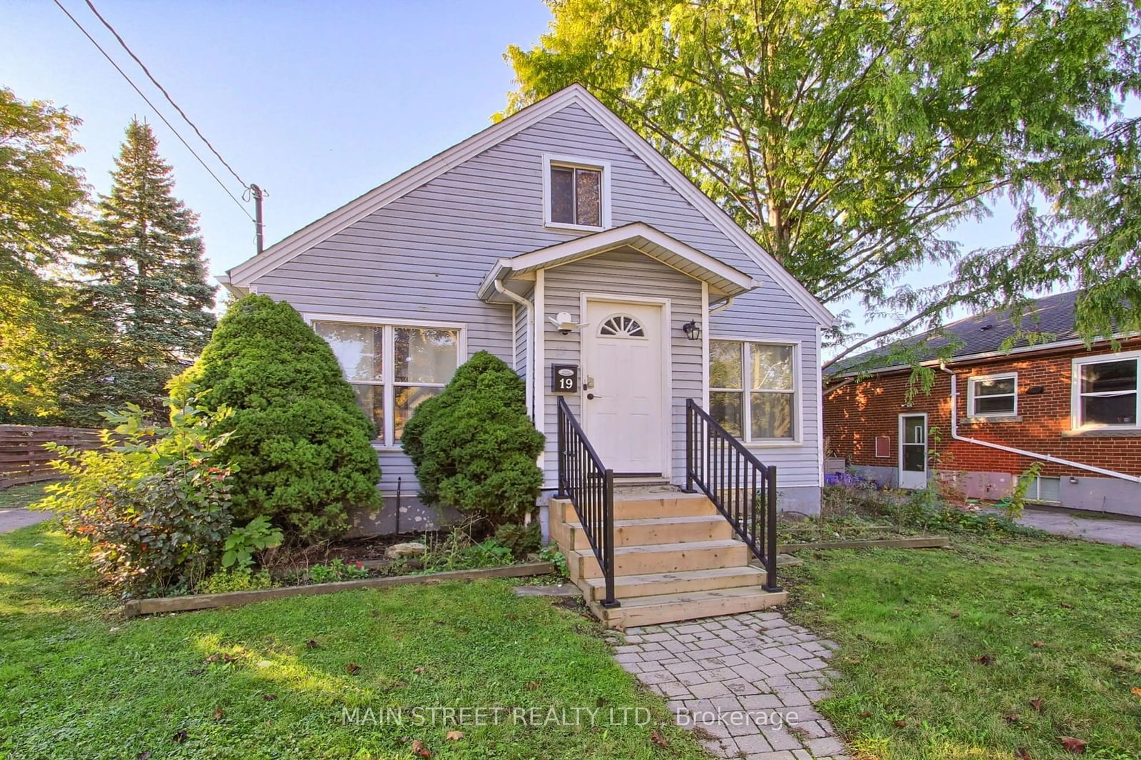 Frontside or backside of a home, cottage for 19 Beaucourt Rd, Hamilton Ontario L8S 2R1