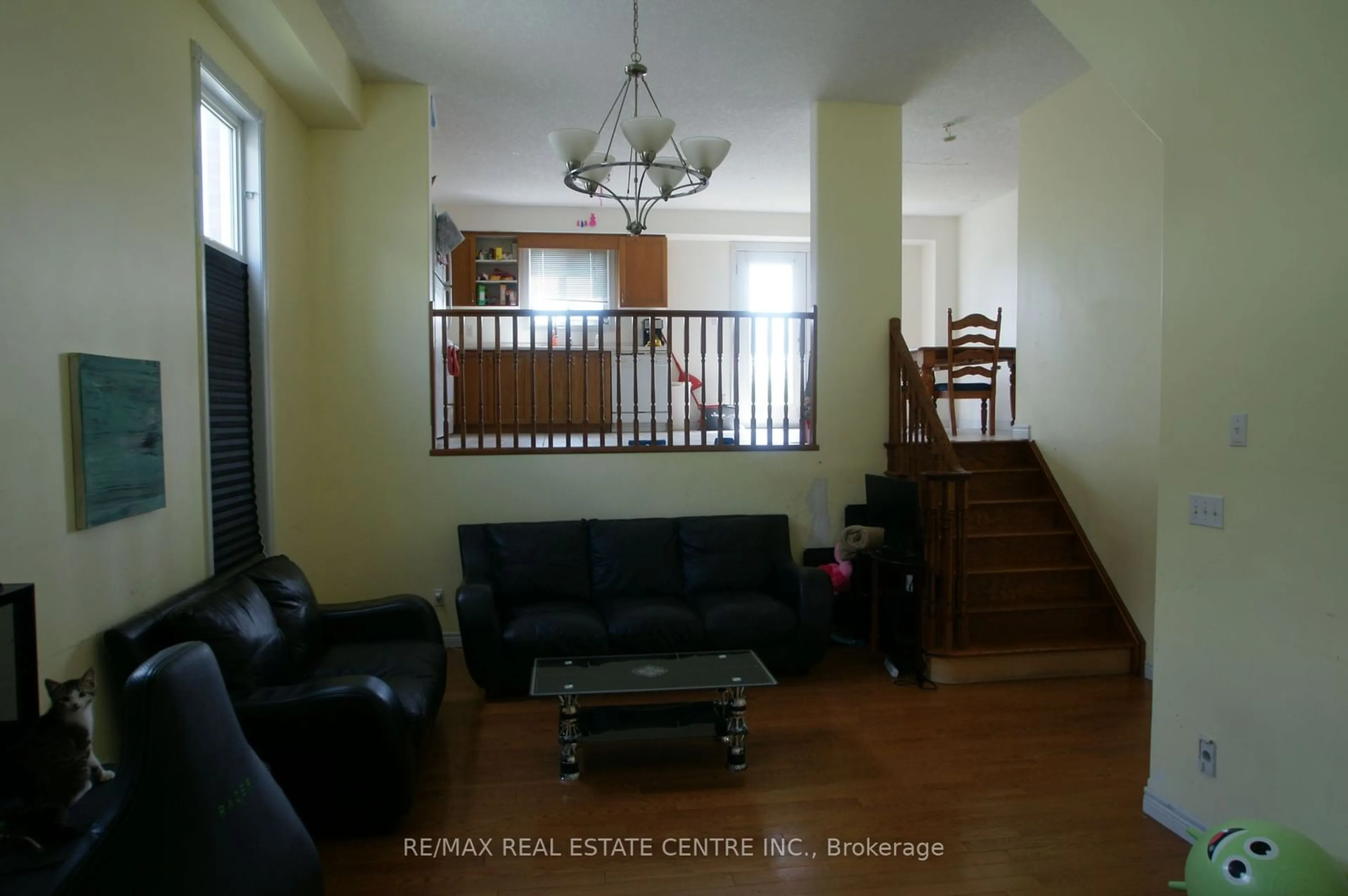 Living room, wood floors for 10 Doll Crt, Kitchener Ontario N2E 4H1