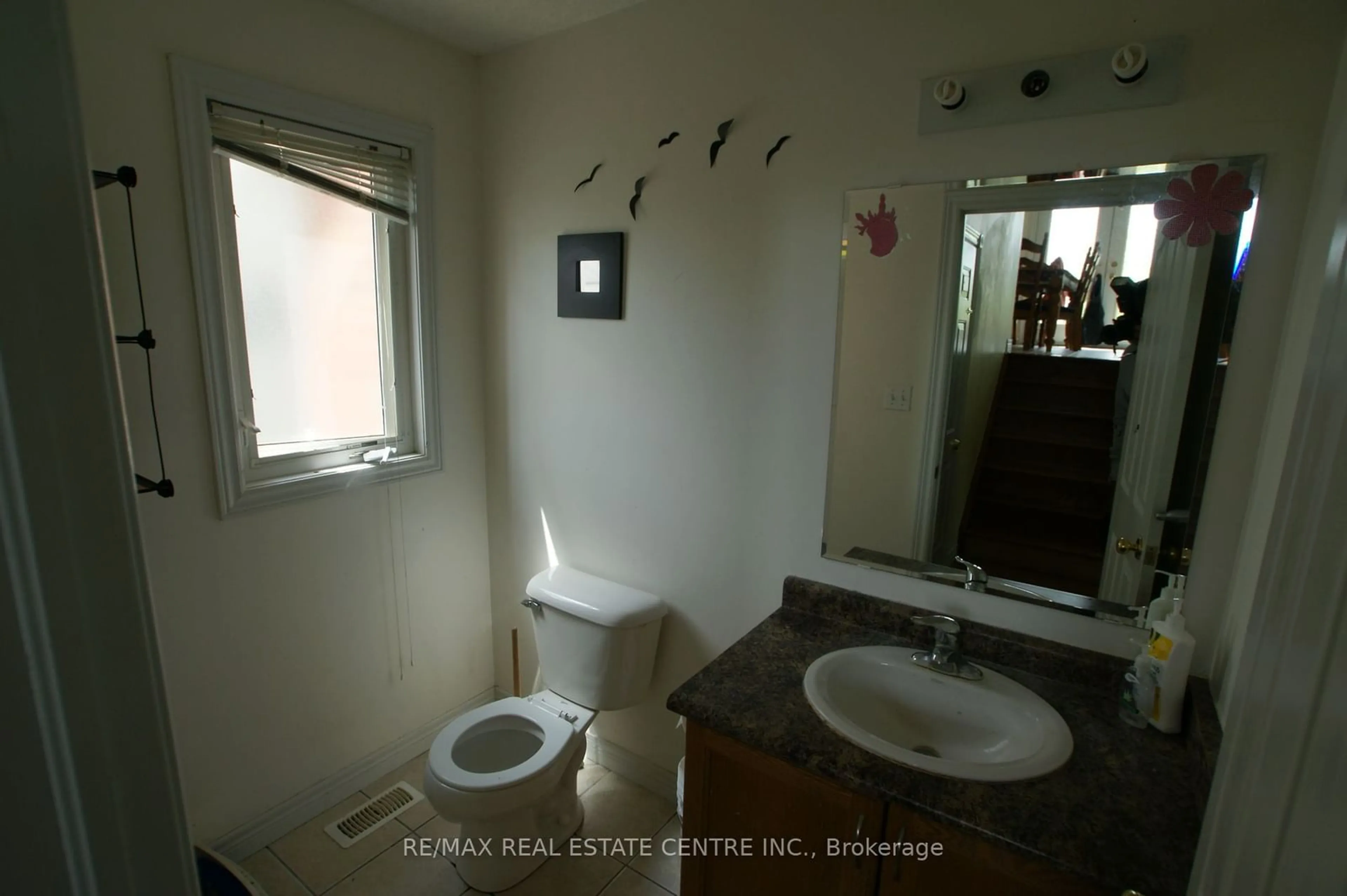 Standard bathroom, unknown floor for 10 Doll Crt, Kitchener Ontario N2E 4H1