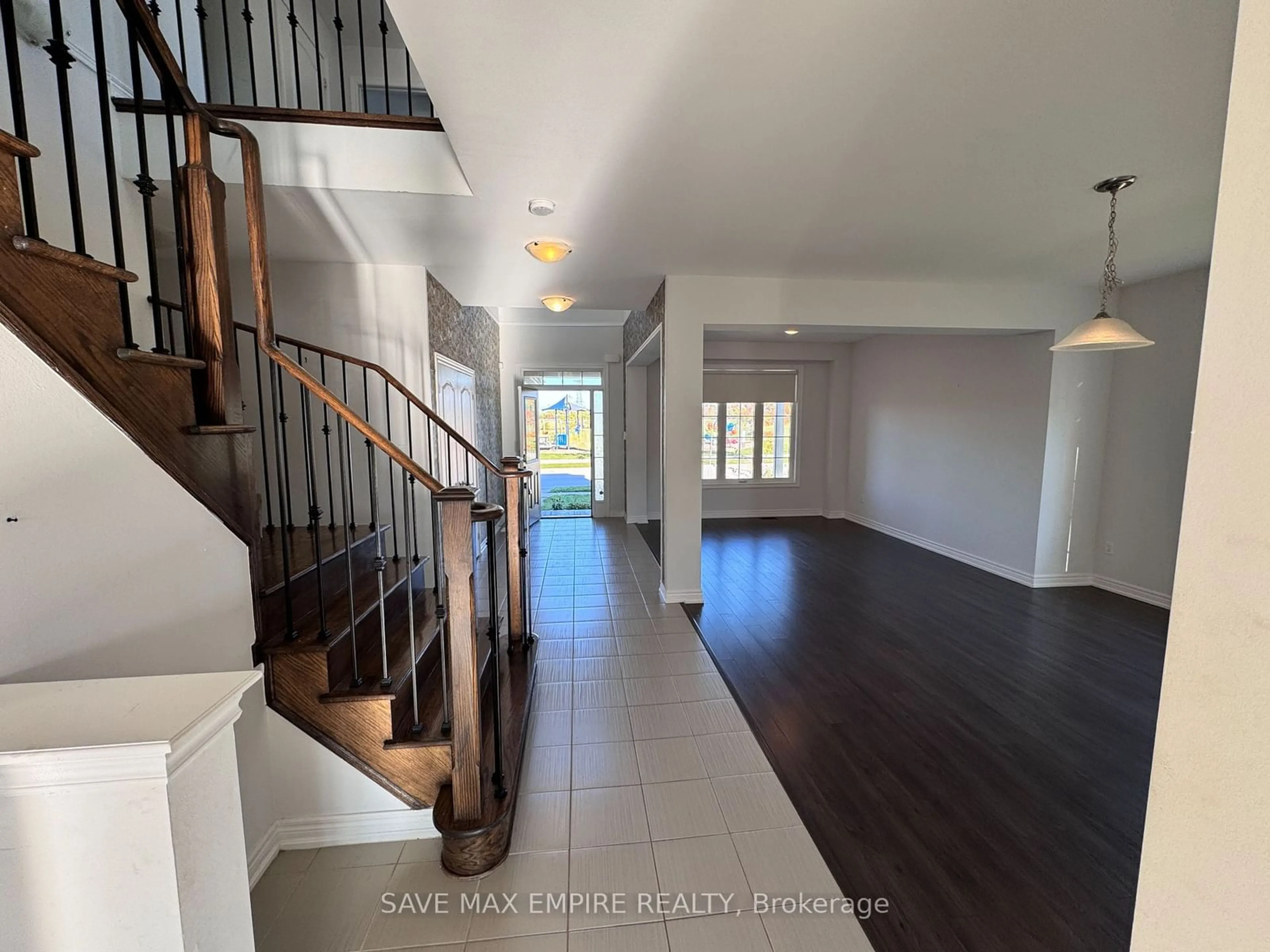 Indoor entryway, wood floors for 9 Sunset Way, Thorold Ontario L2V 0B6