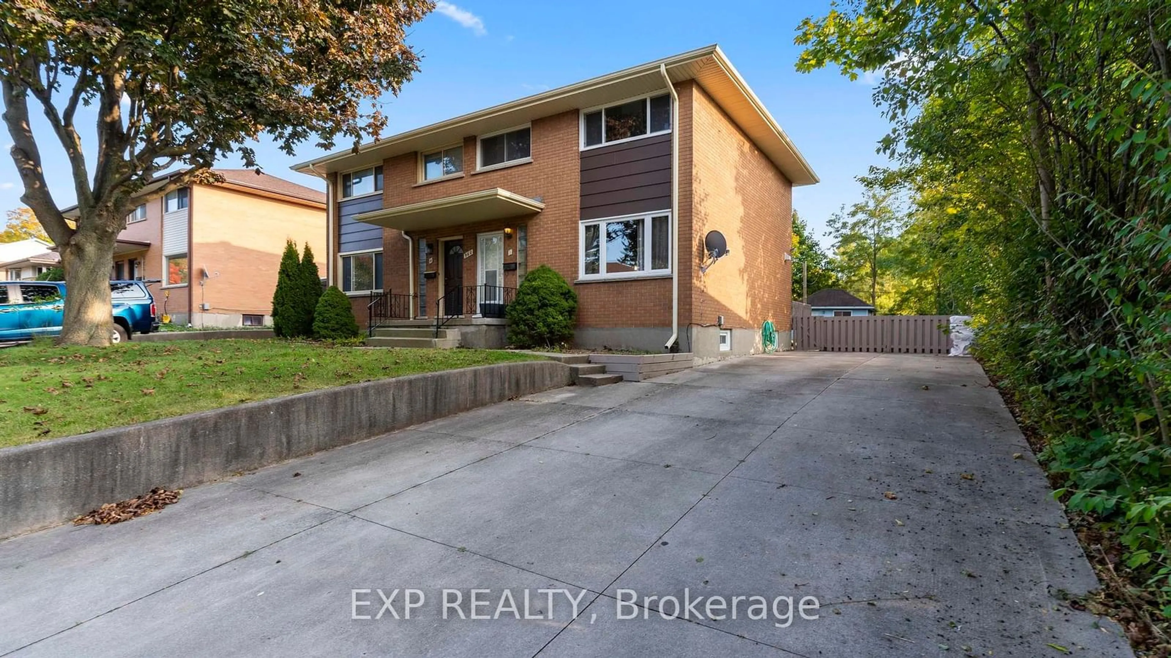 Frontside or backside of a home, the street view for 960B Eagle Cres, London Ontario N5Z 3H7