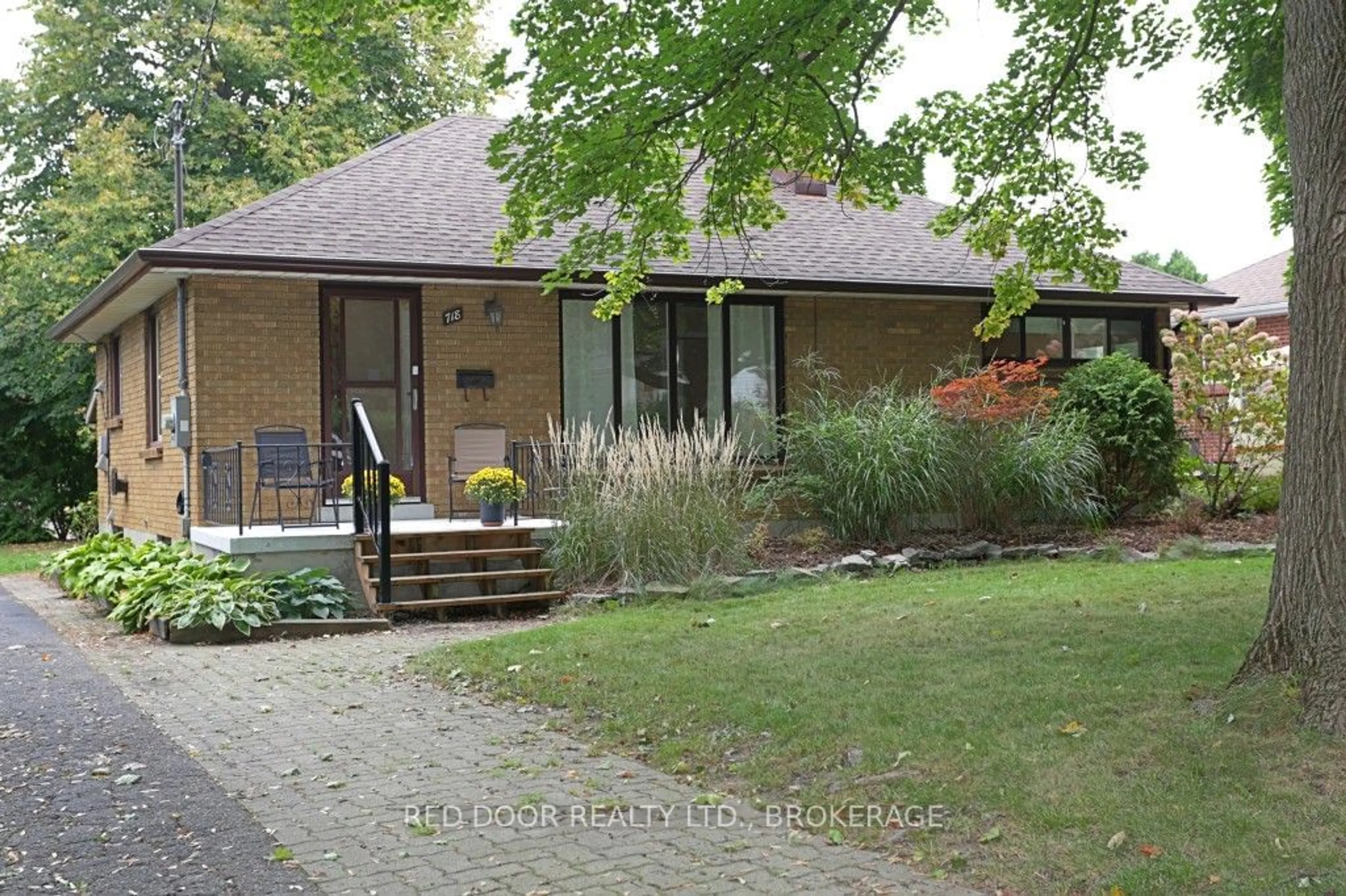 Frontside or backside of a home, cottage for 718 Leroy Ave, London Ontario N5Y 4G5