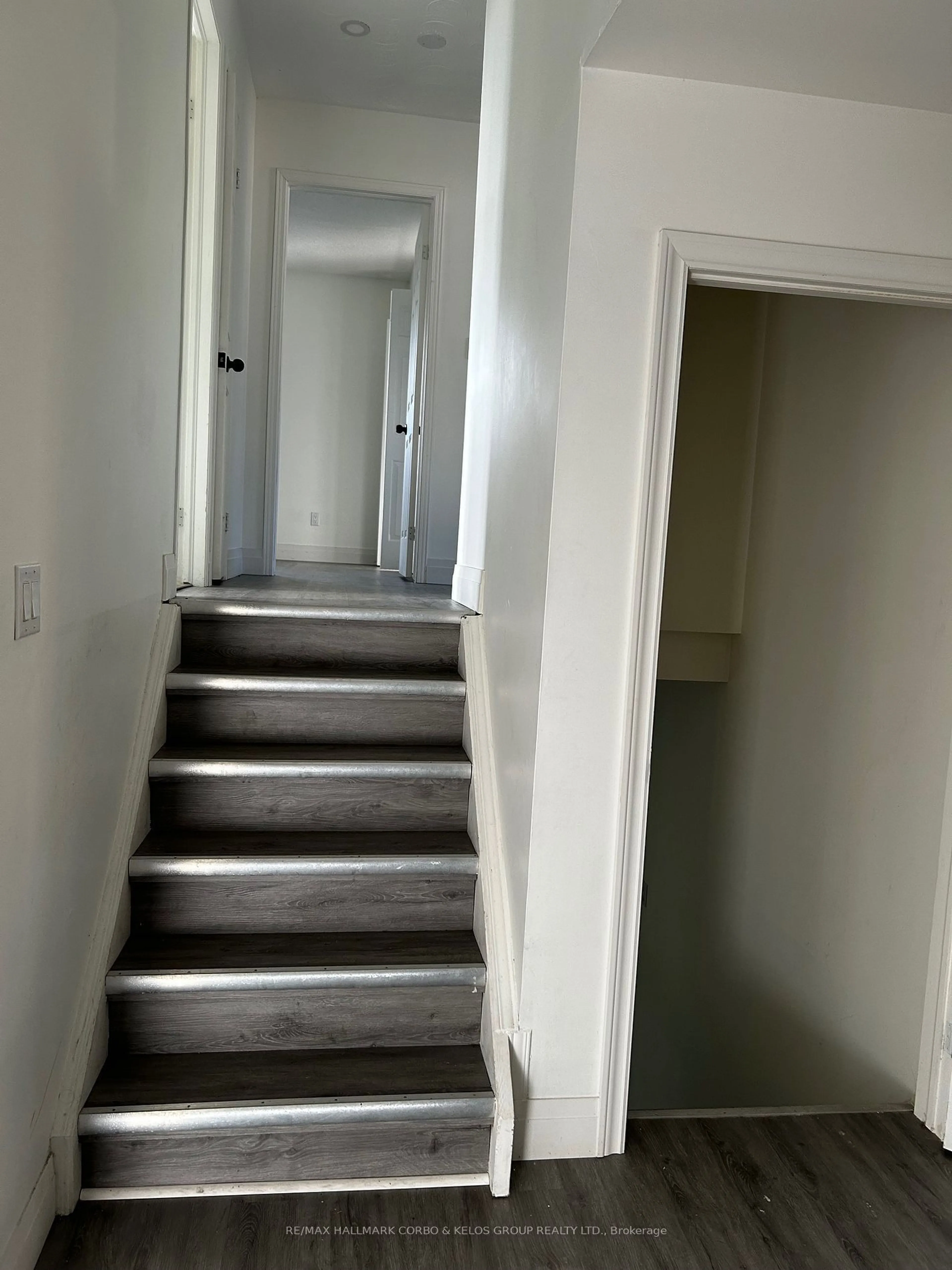 Stairs for 75 College Park Dr, Welland Ontario L3C 6Z7