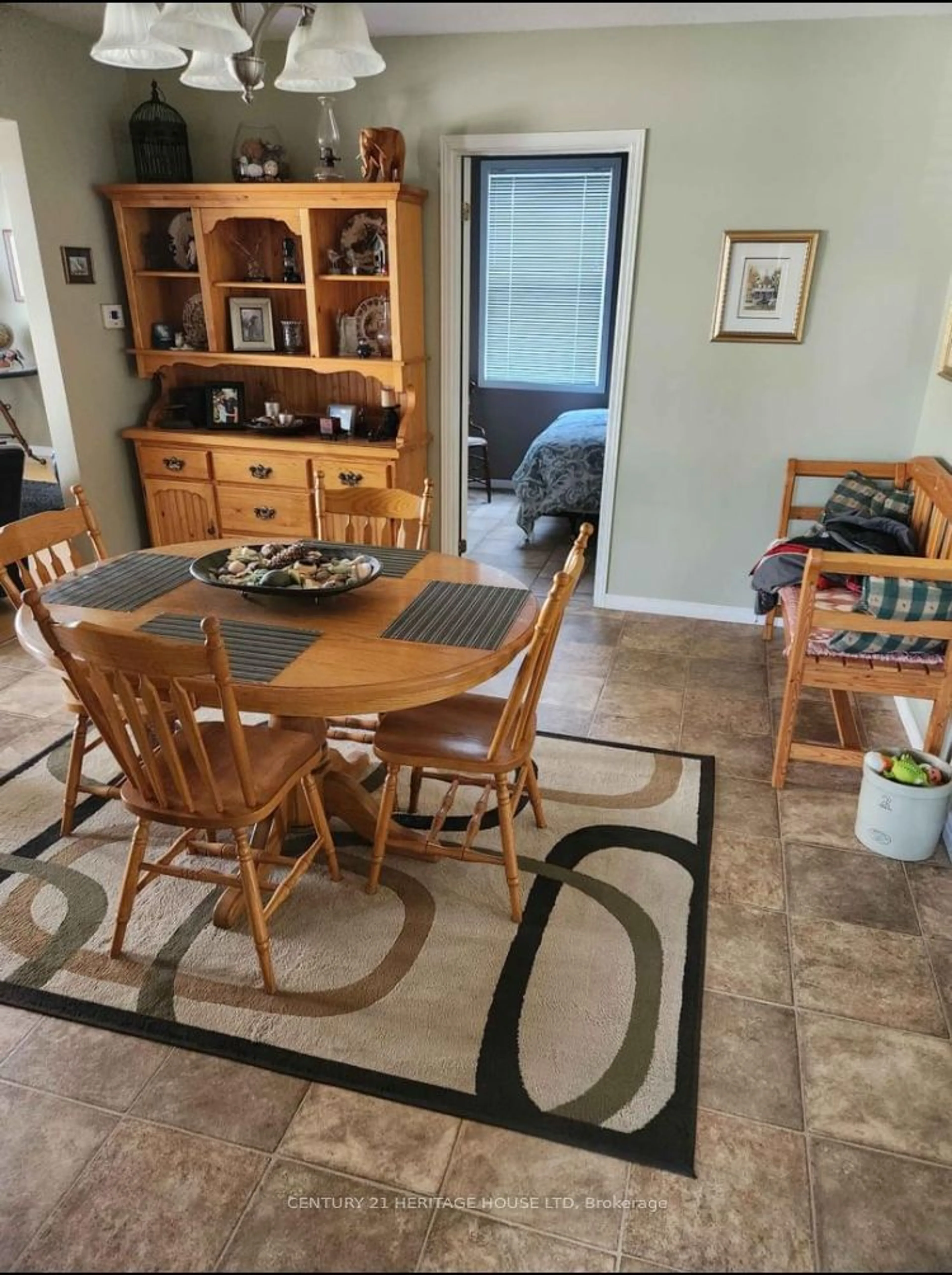 Dining room, carpet floors, cottage for 18 Jane St, Chatham-Kent Ontario N0P 1A0