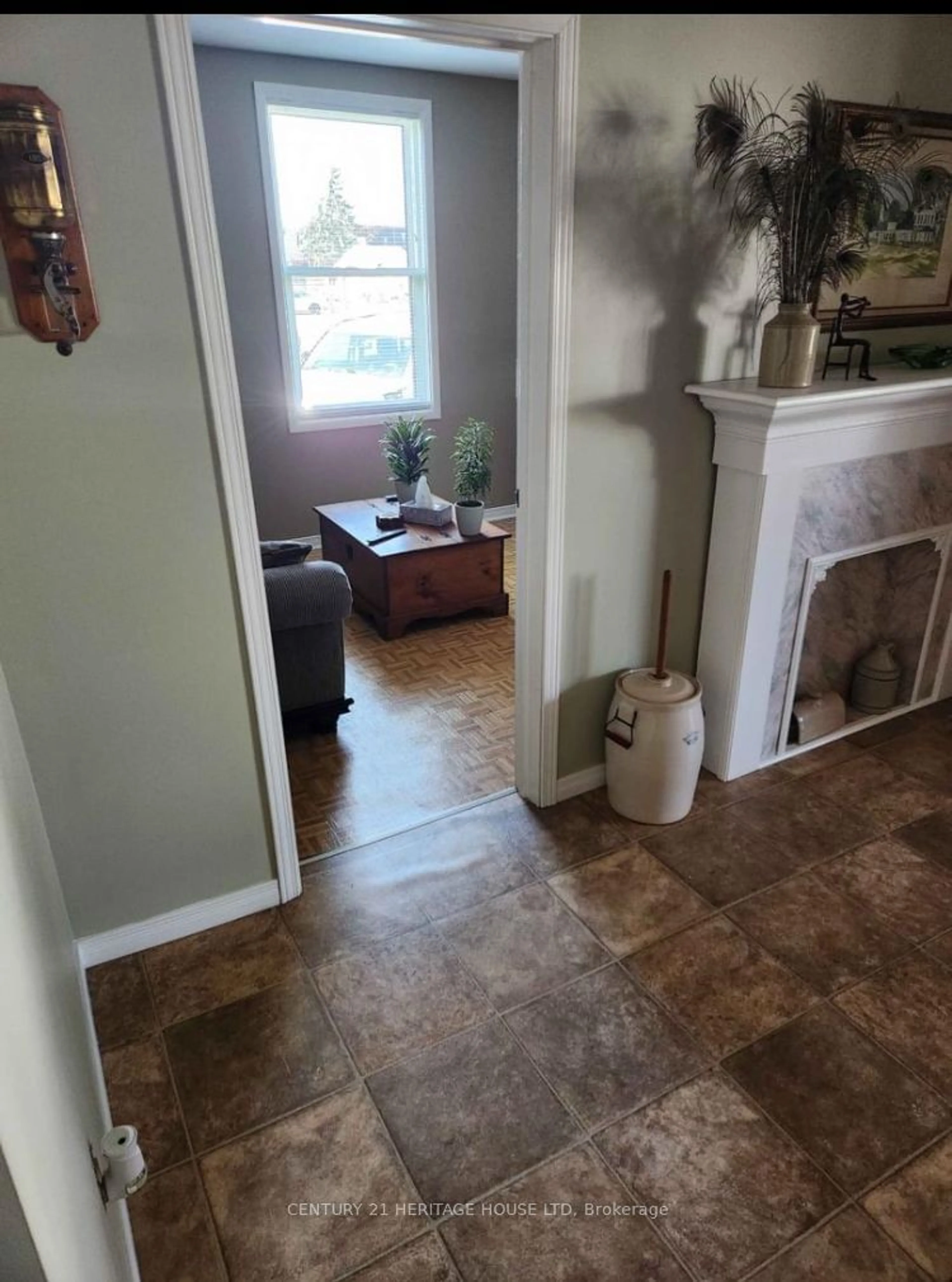 Indoor entryway, ceramic floors for 18 Jane St, Chatham-Kent Ontario N0P 1A0