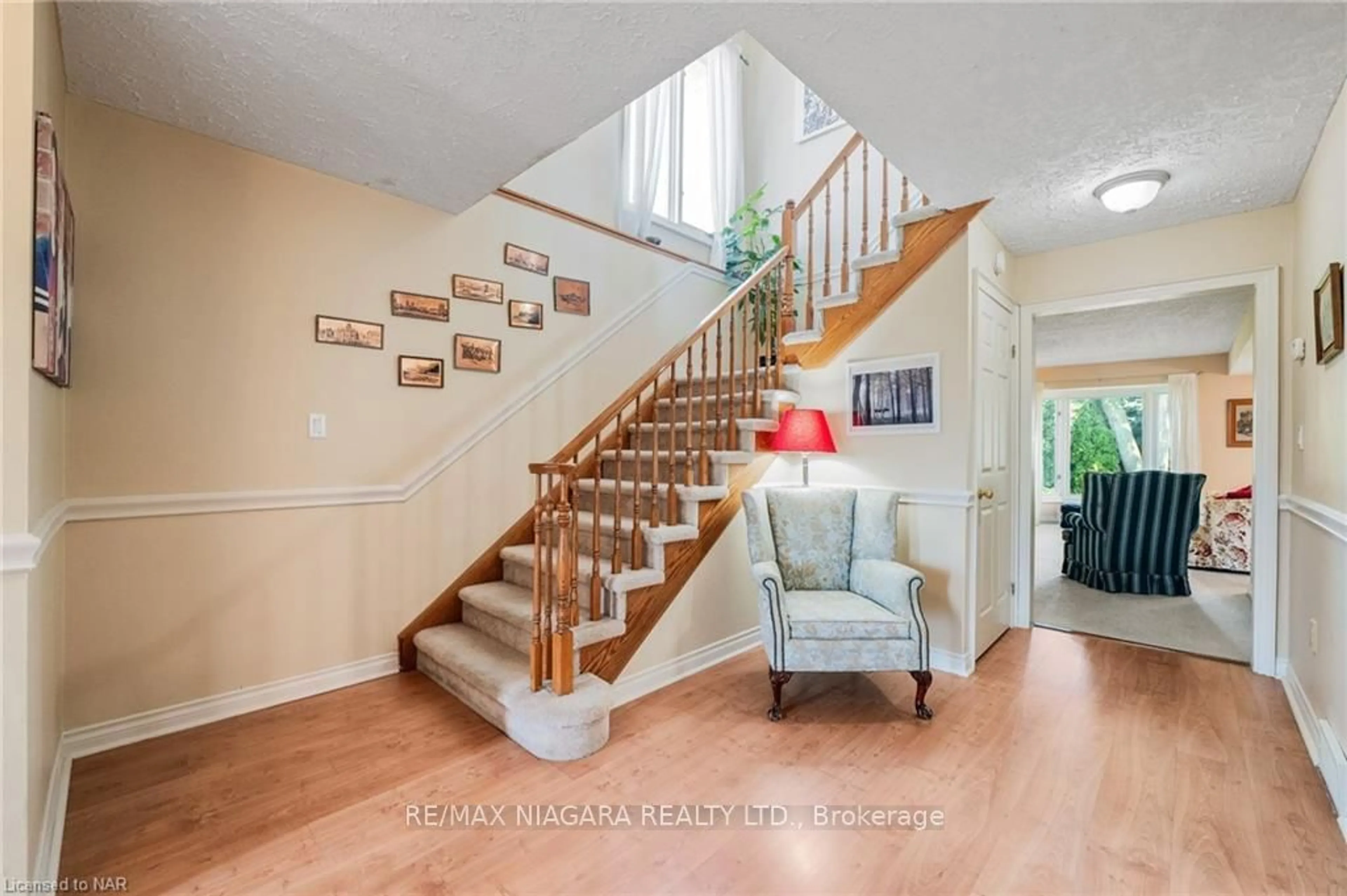 Indoor entryway, wood floors for 7715 SWAN St, Niagara Falls Ontario L2H 2P7