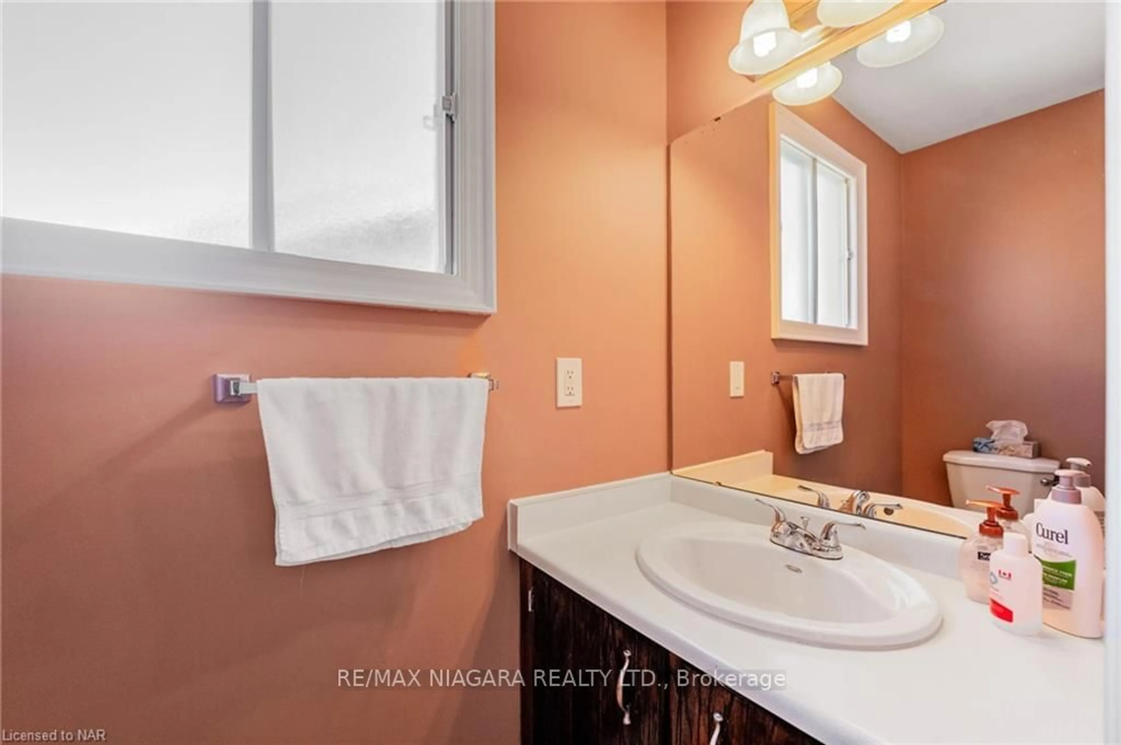 Bathroom, wood floors for 7715 SWAN St, Niagara Falls Ontario L2H 2P7