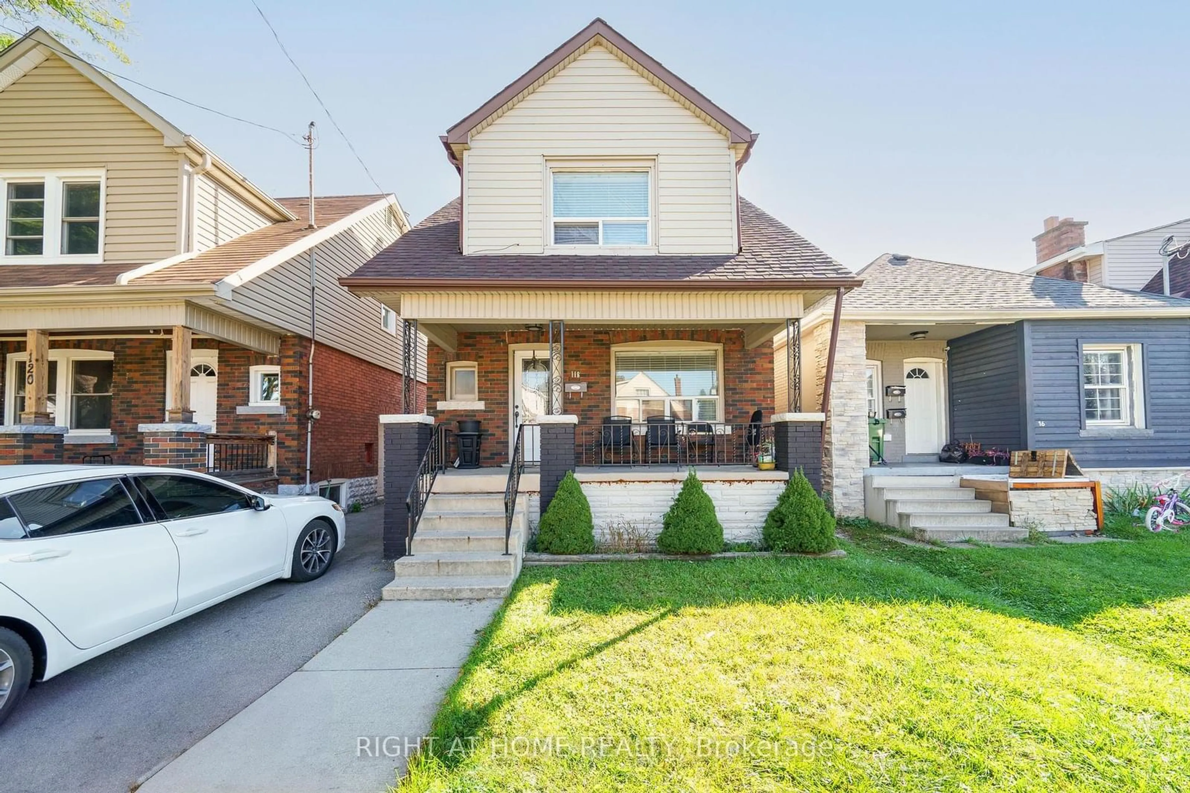 Frontside or backside of a home, the street view for 118 Barons Ave, Hamilton Ontario L8H 5A7